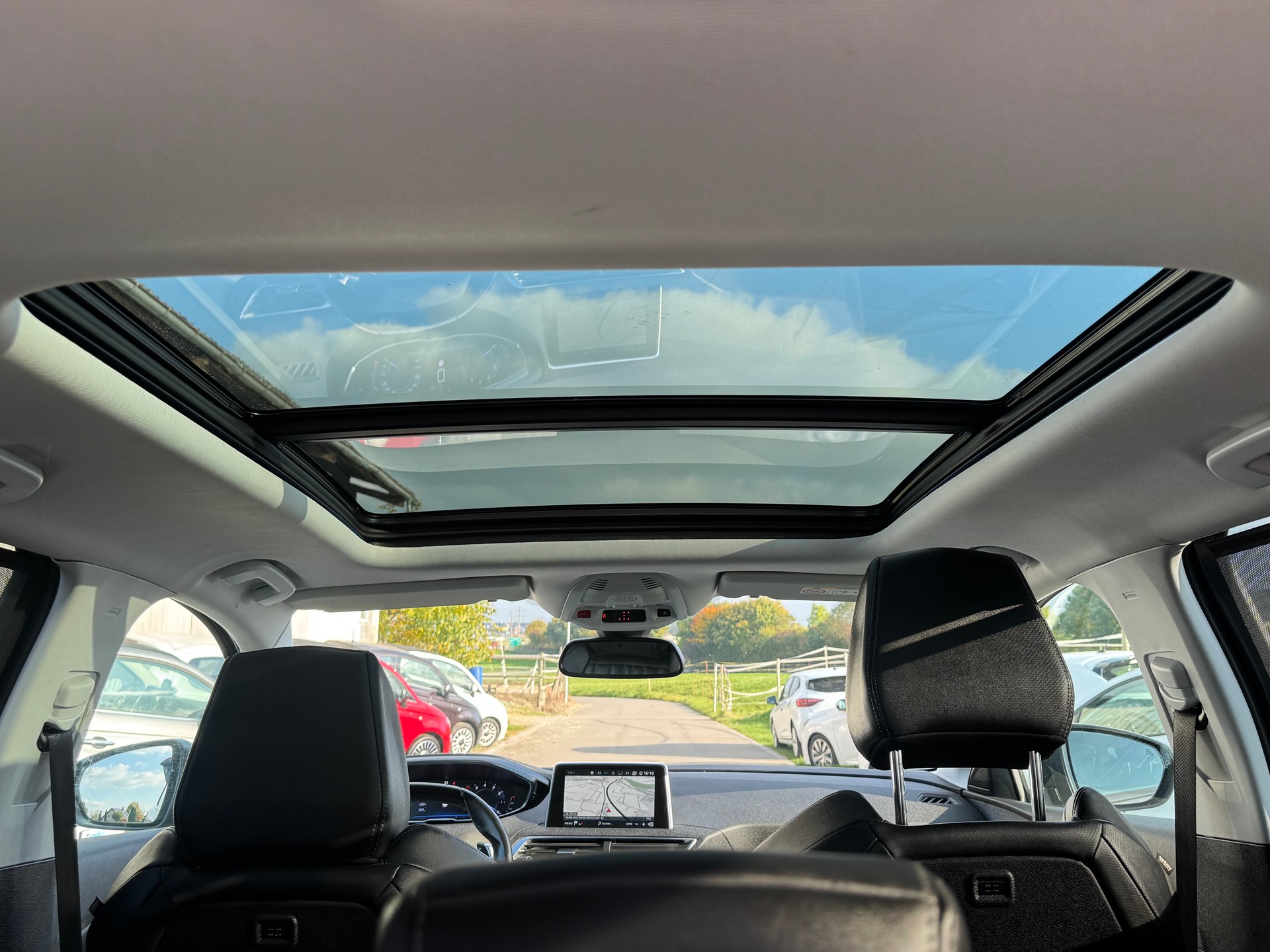 PEUGEOT 5008 1.2 Pure Tech Allure EAT8-image-13