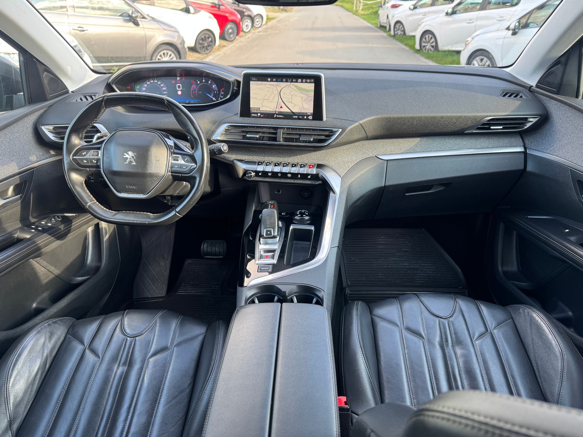 PEUGEOT 5008 1.2 Pure Tech Allure EAT8-image-6