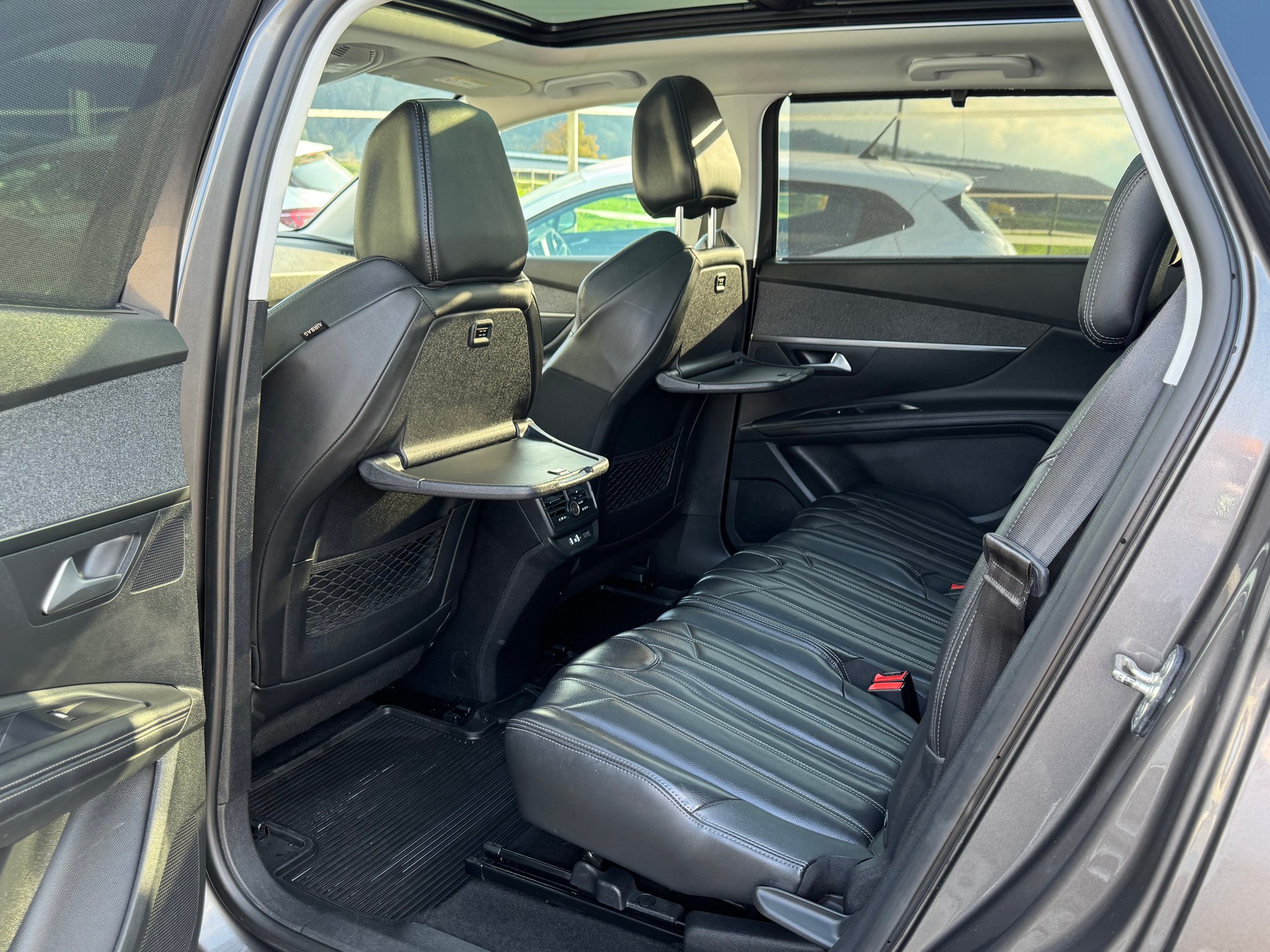 PEUGEOT 5008 1.2 Pure Tech Allure EAT8-image-8