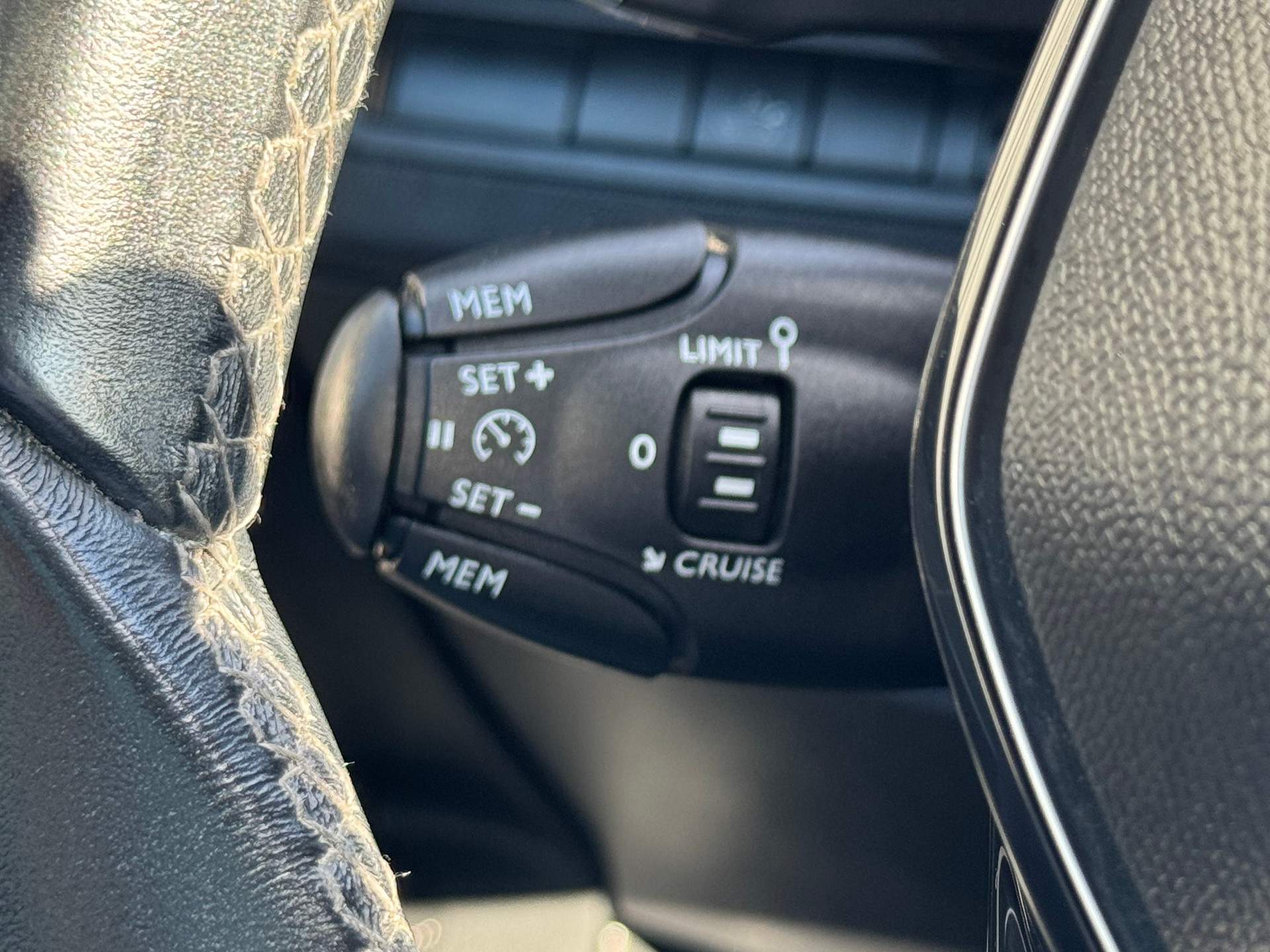 PEUGEOT 5008 1.2 Pure Tech Allure EAT8-image-15