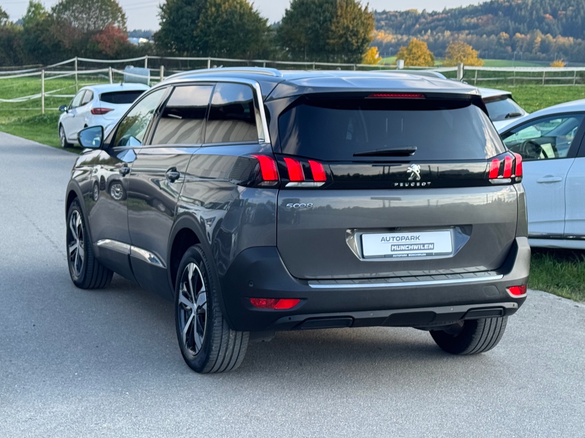 PEUGEOT 5008 1.2 Pure Tech Allure EAT8-image-3