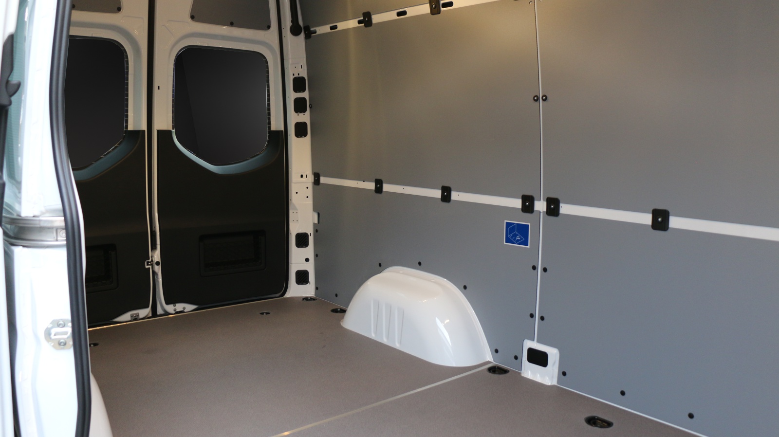 MERCEDES-BENZ eSprinter 320 PRO KA 3665mm S Worker-image-9