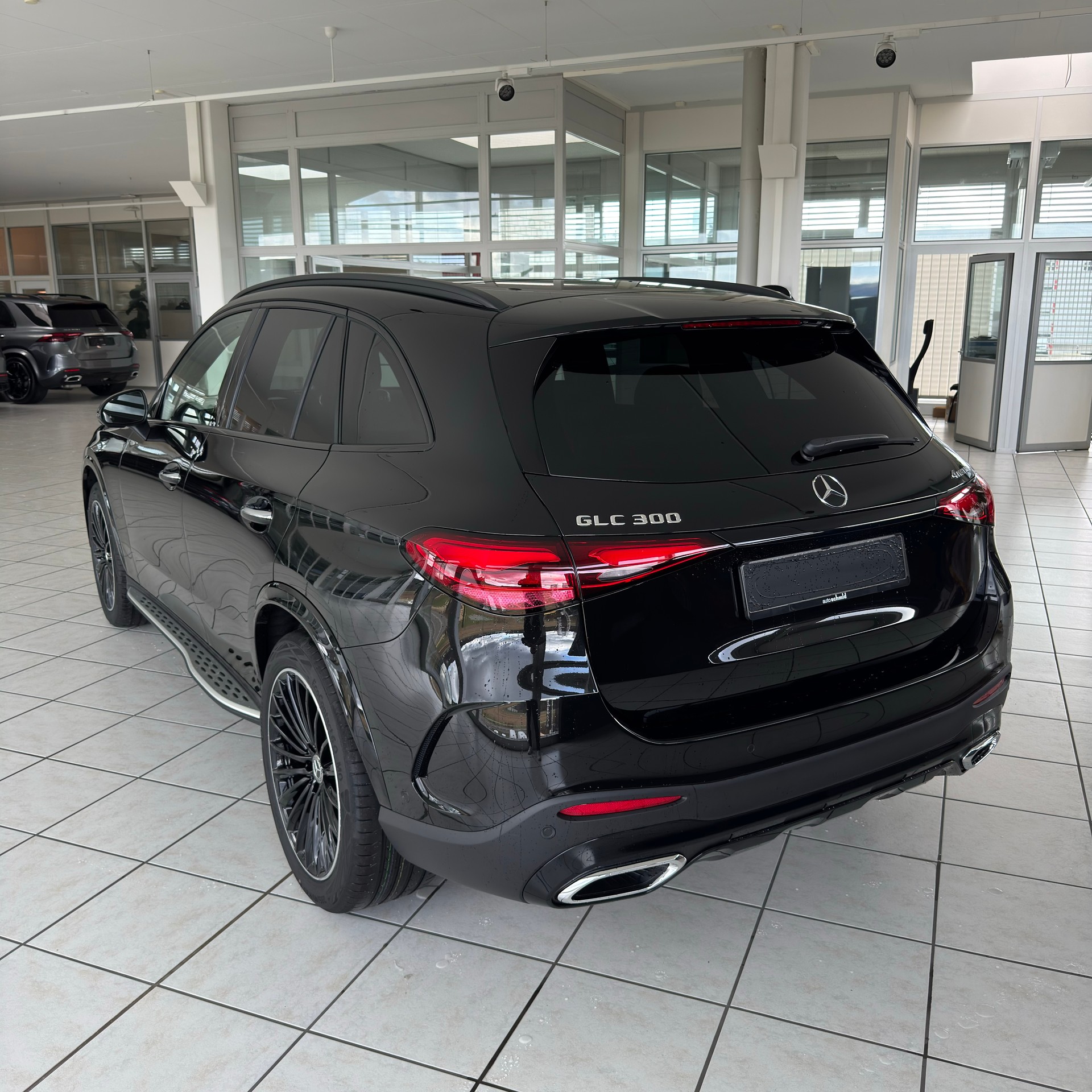 MERCEDES-BENZ GLC 300 4MATIC-image-4