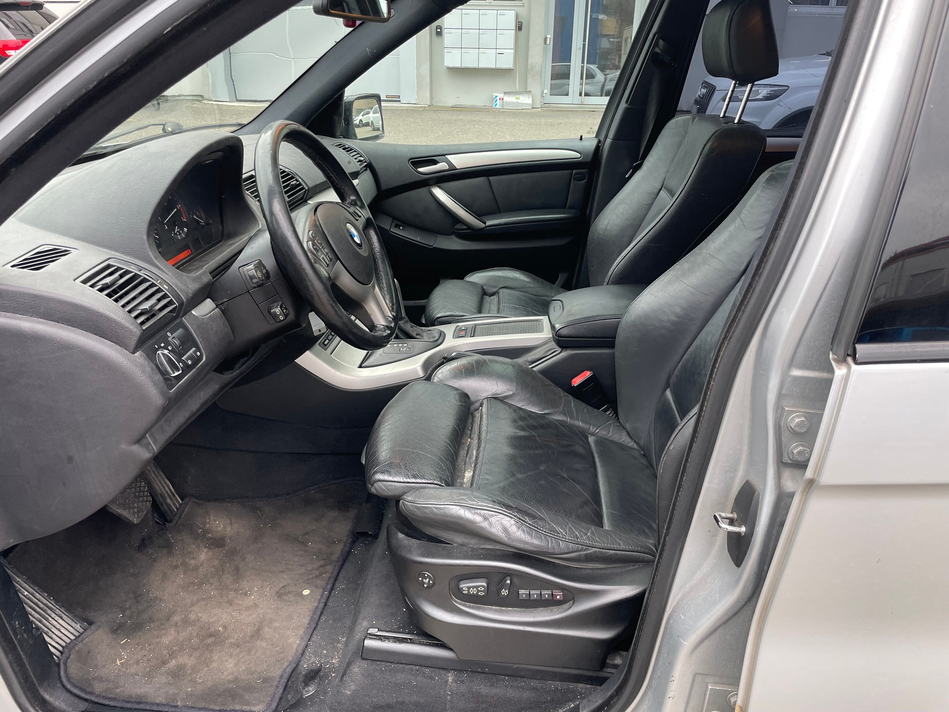 BMW X5 4.4i-image-10