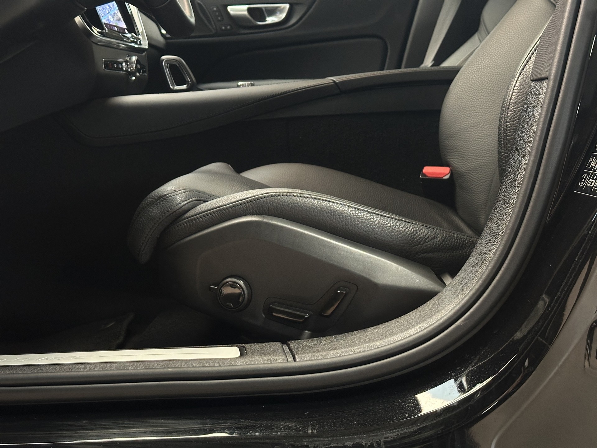 VOLVO S60 T8 e AWD Ultimate Dark Geartronic-image-9