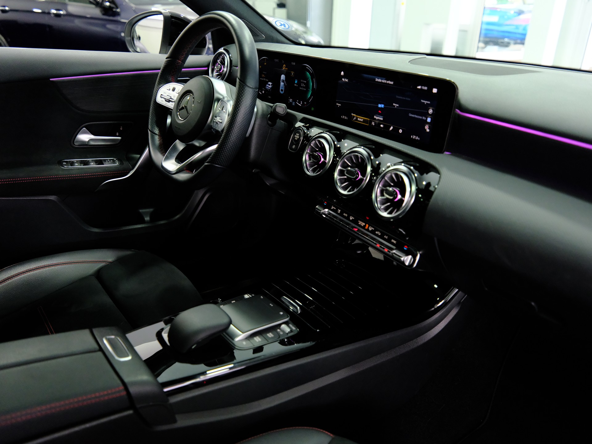 MERCEDES-BENZ A 200 AMG Line 7G-DCT-image-14