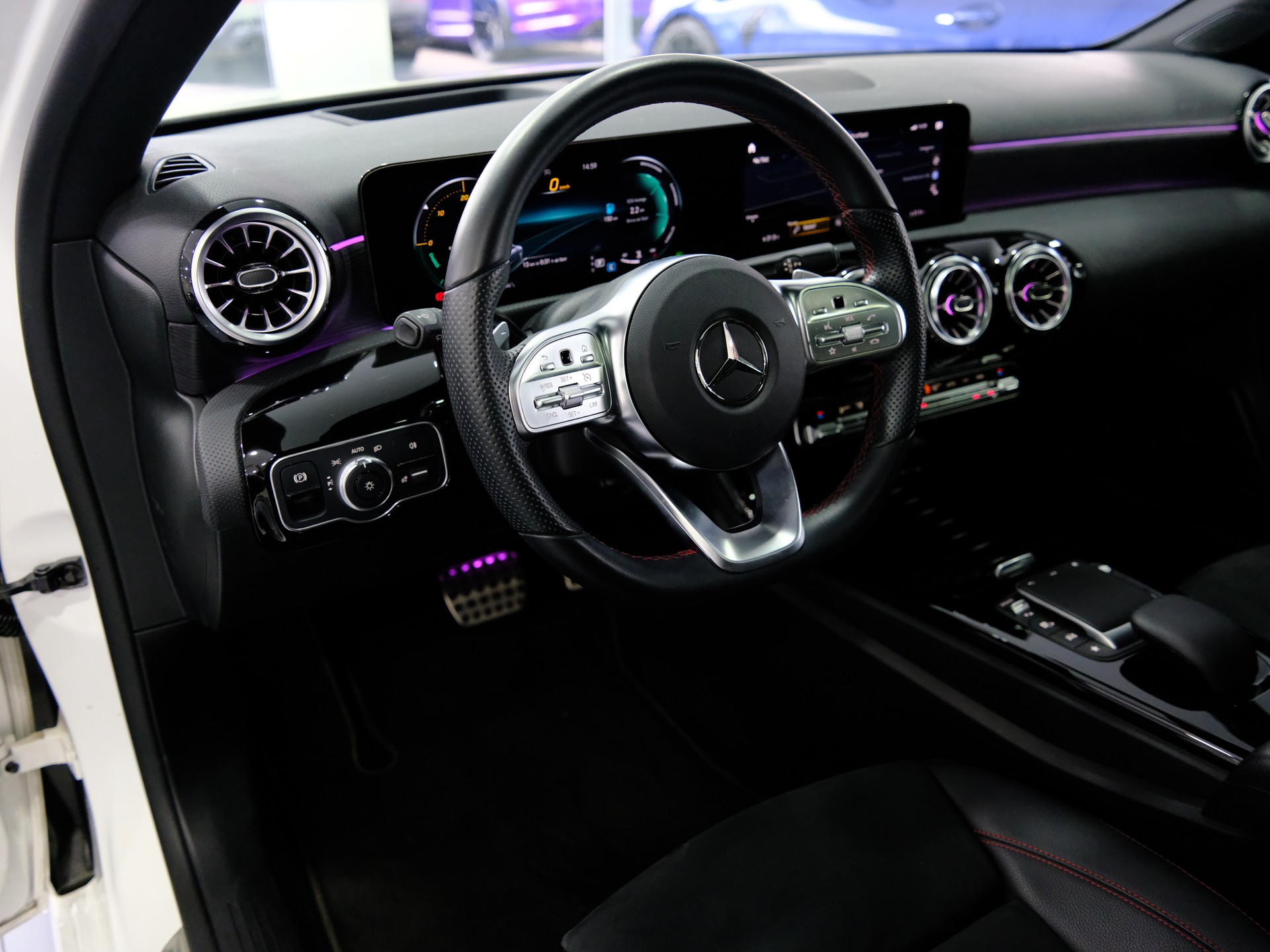 MERCEDES-BENZ A 200 AMG Line 7G-DCT-image-8