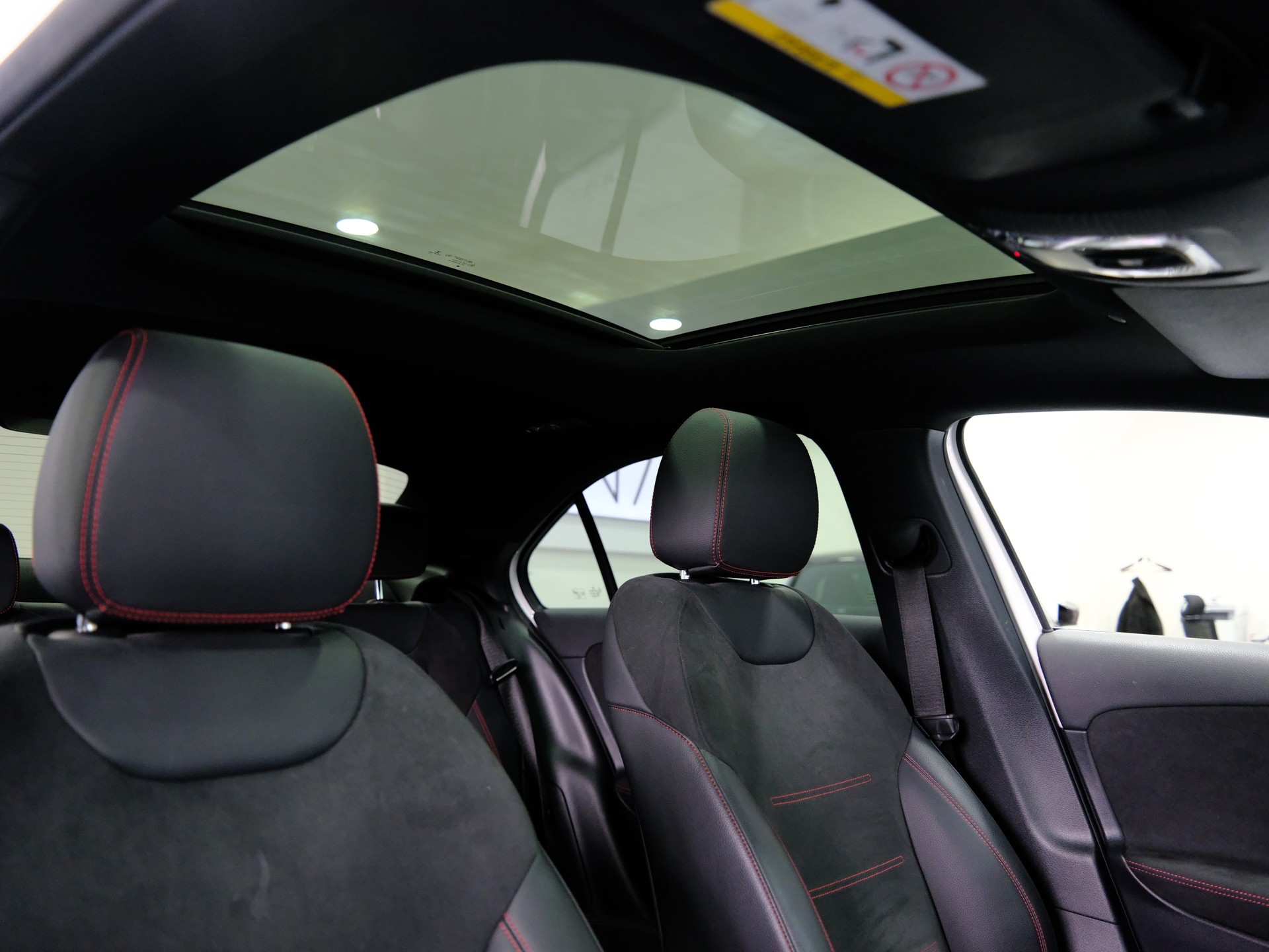 MERCEDES-BENZ A 200 AMG Line 7G-DCT-image-17