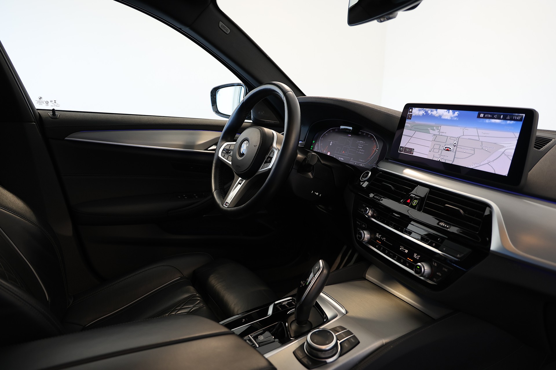 BMW 540d xDrive 48V Touring M Sport Steptronic-image-12