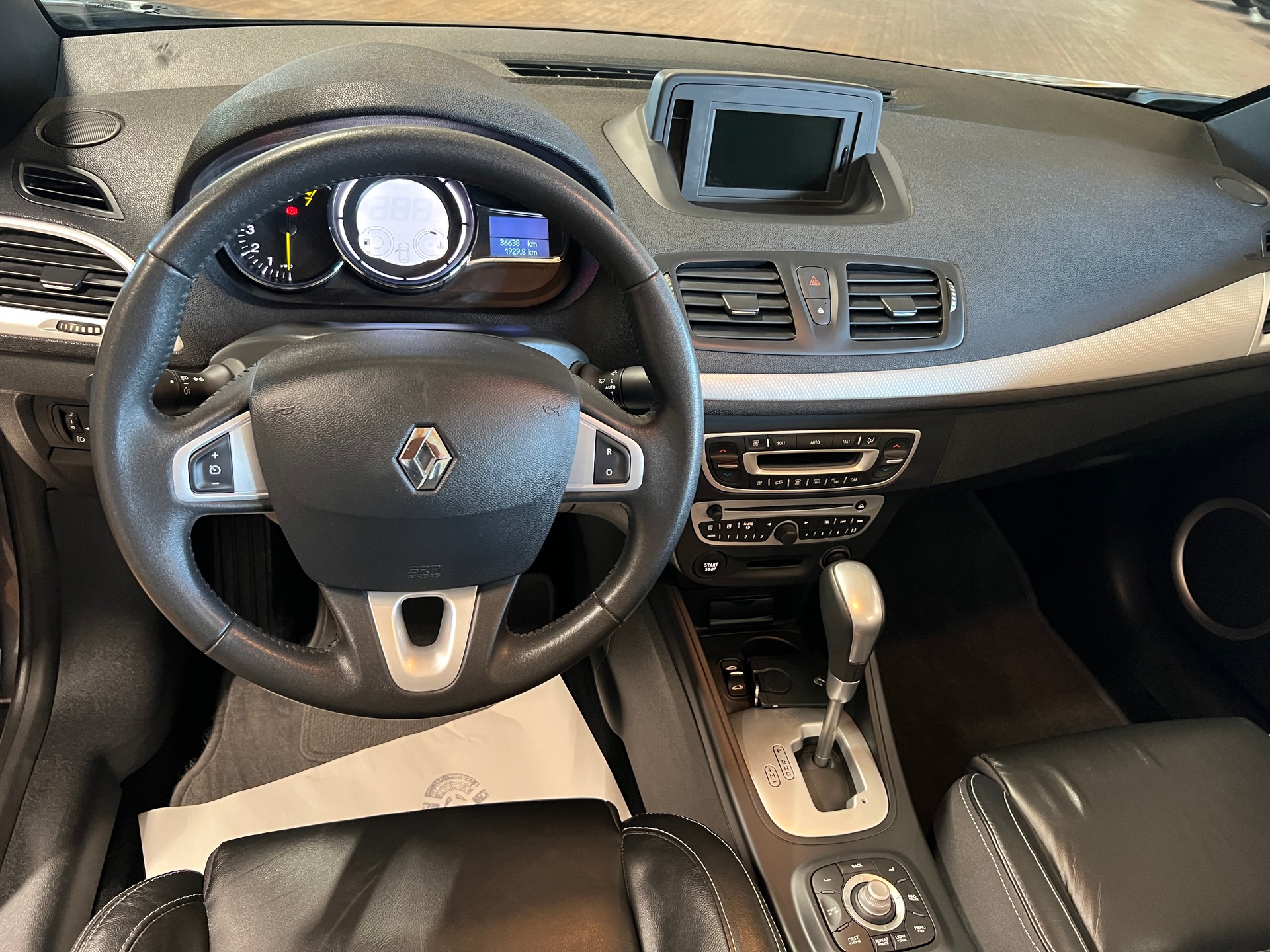 RENAULT Mégane CC 2.0 16V Dynamique CVT-image-13