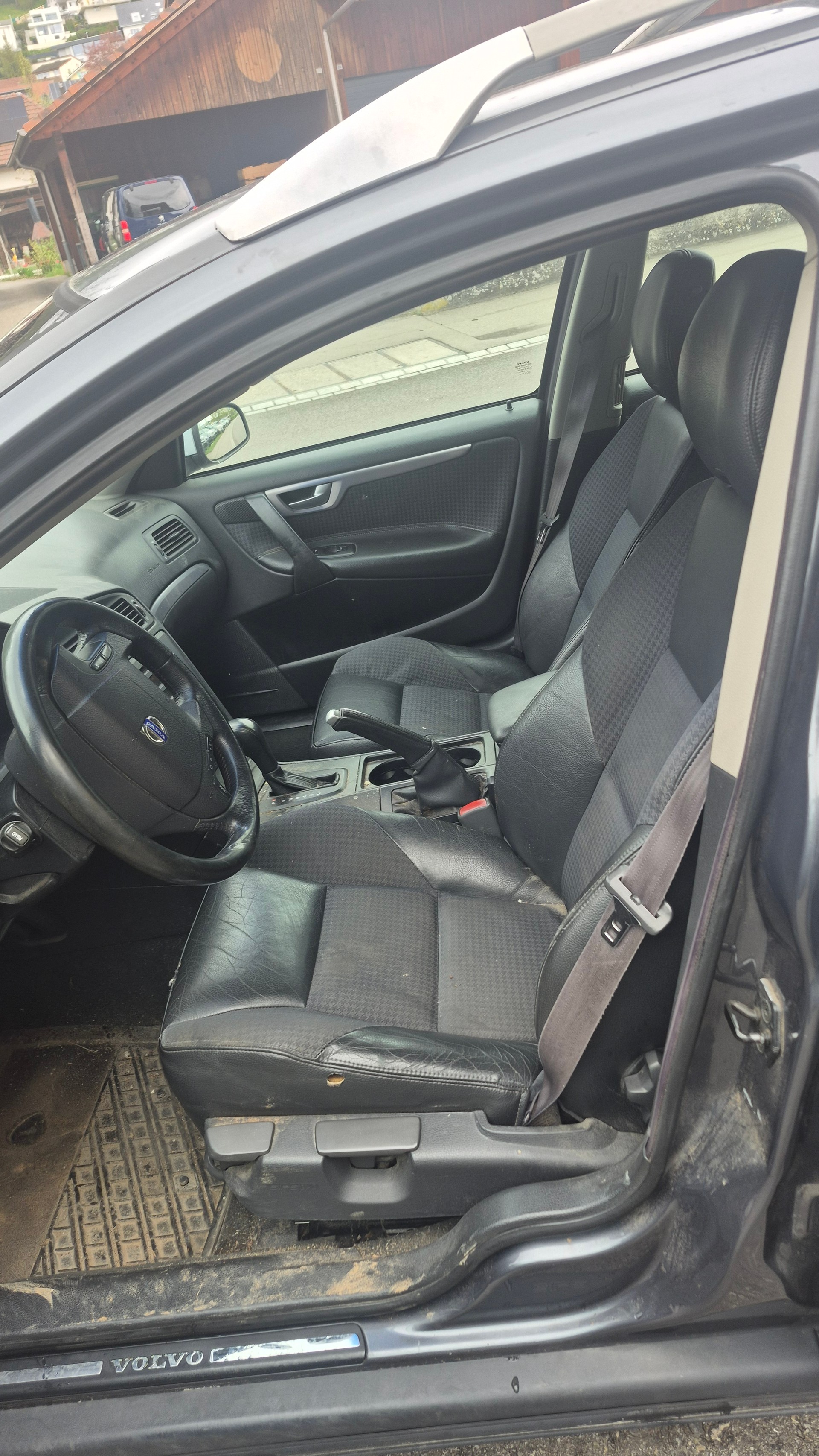 VOLVO V70 2.4-image-8