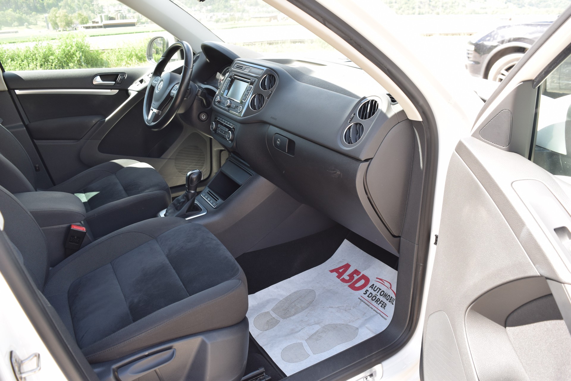 VW Tiguan 2.0 TDI BlueMotion Sport&Style 4Motion DSG-image-9