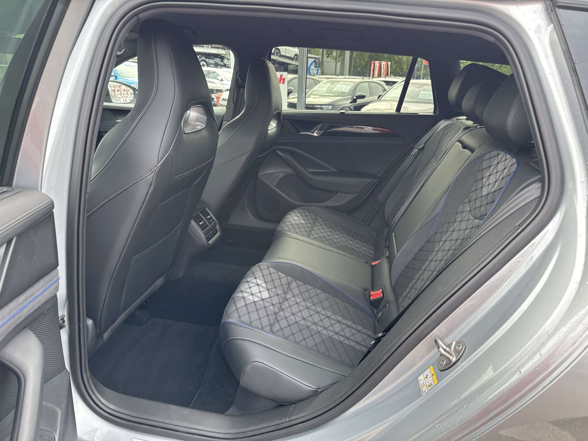VW Passat Variant 2.0 TDi evo R-Line 4Motion DSG-Automat-image-6