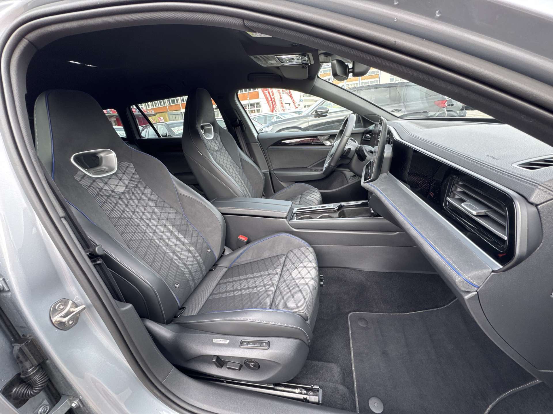 VW Passat Variant 2.0 TDi evo R-Line 4Motion DSG-Automat-image-12