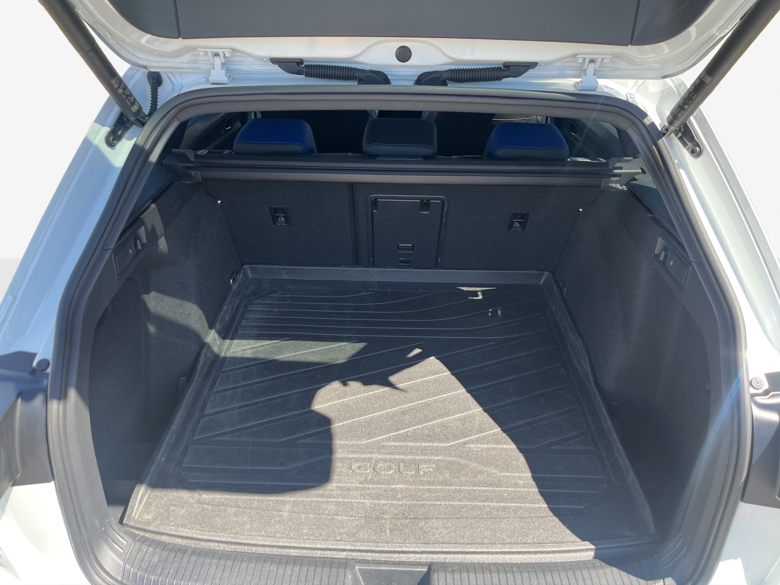VW Golf Variant 2.0 TSI R DSG 4Motion-image-12