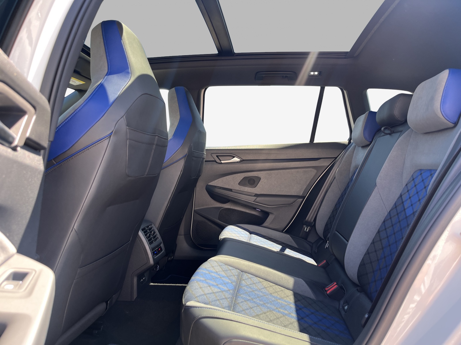 VW Golf Variant 2.0 TSI R DSG 4Motion-image-11