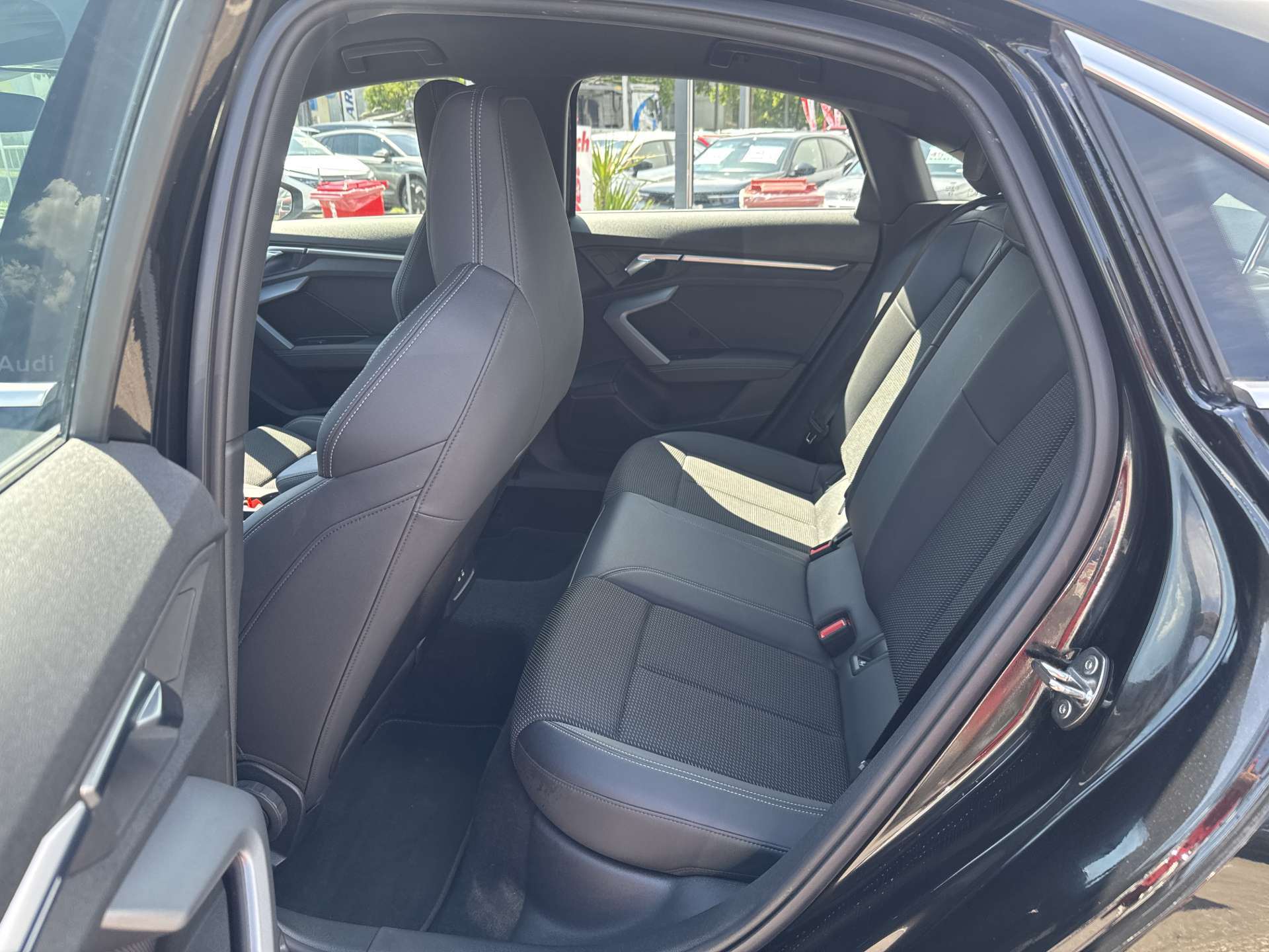 AUDI A3 Limousine 35 TDi S-Line S-Tronic Automat-image-6