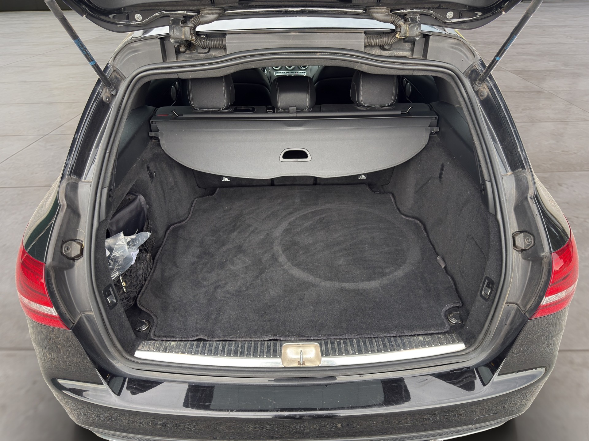 MERCEDES-BENZ C 250 d Swiss Star AMG Line 4Matic 9G-Tronic-image-13