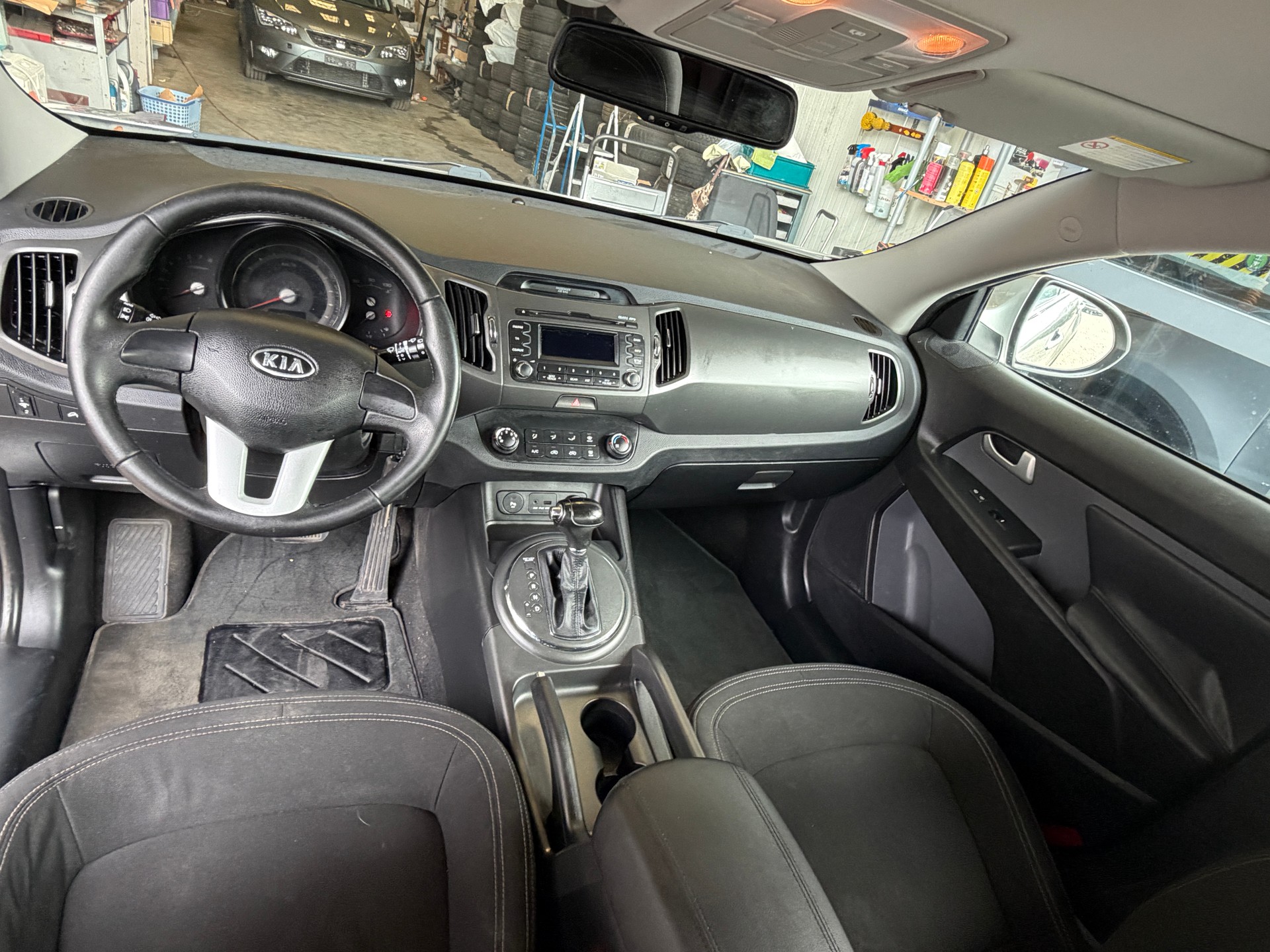 KIA Sportage 2.0 Style 2WD Automatic-image-6