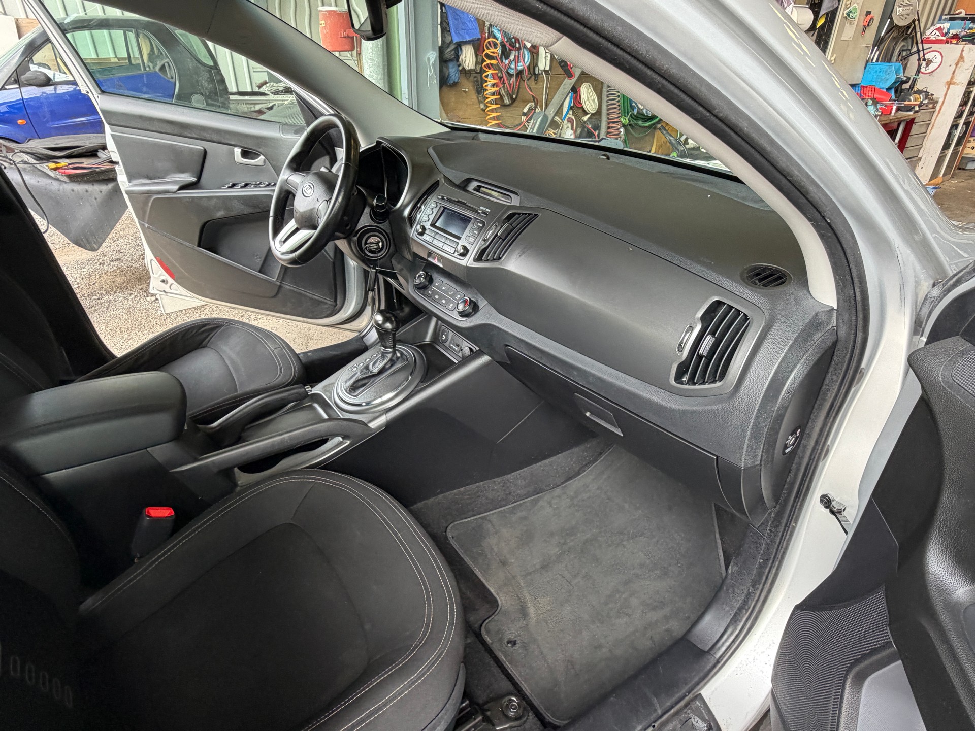 KIA Sportage 2.0 Style 2WD Automatic-image-7