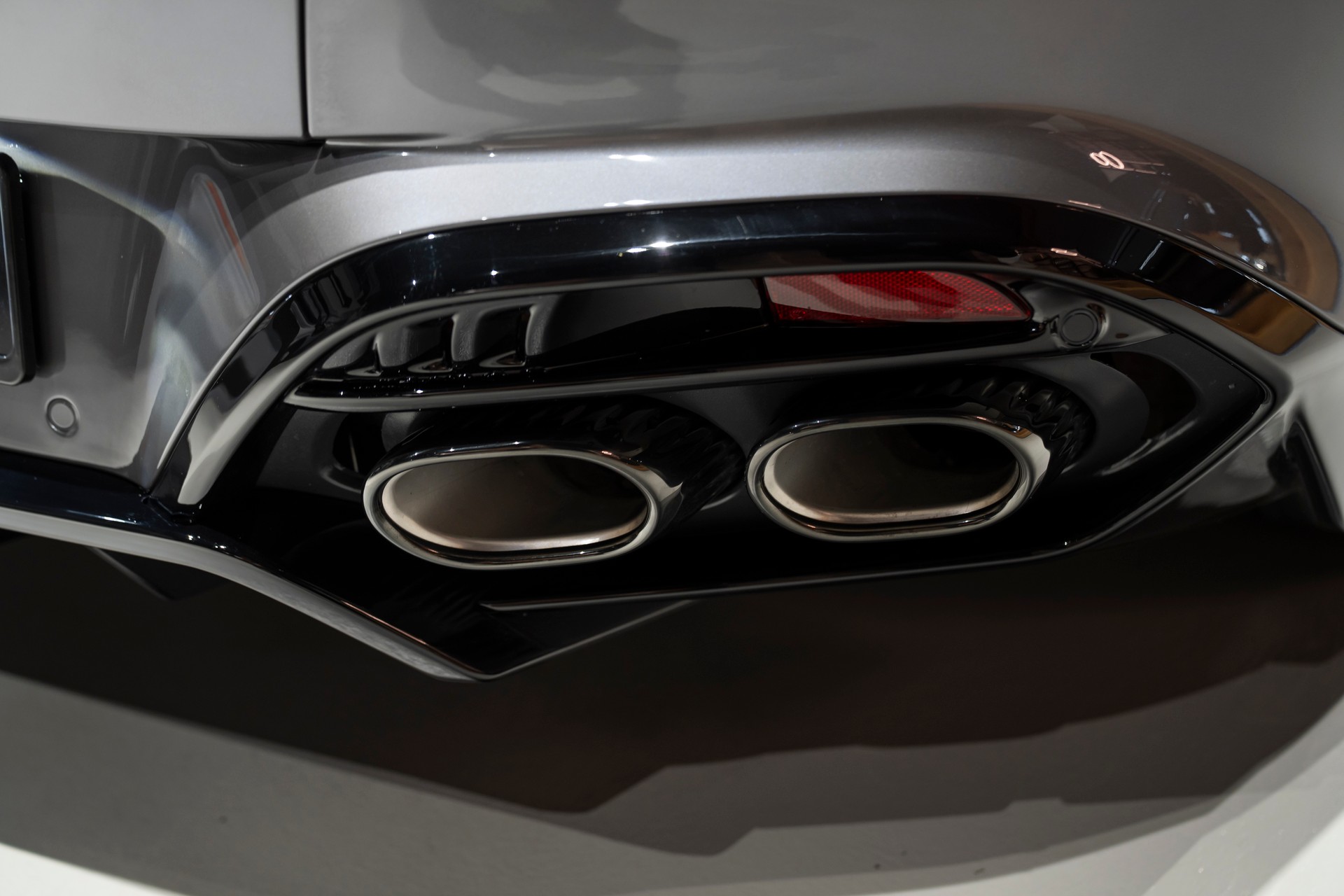 ASTON MARTIN Vanquish 5.2 V12 Bi-Turbo-image-10