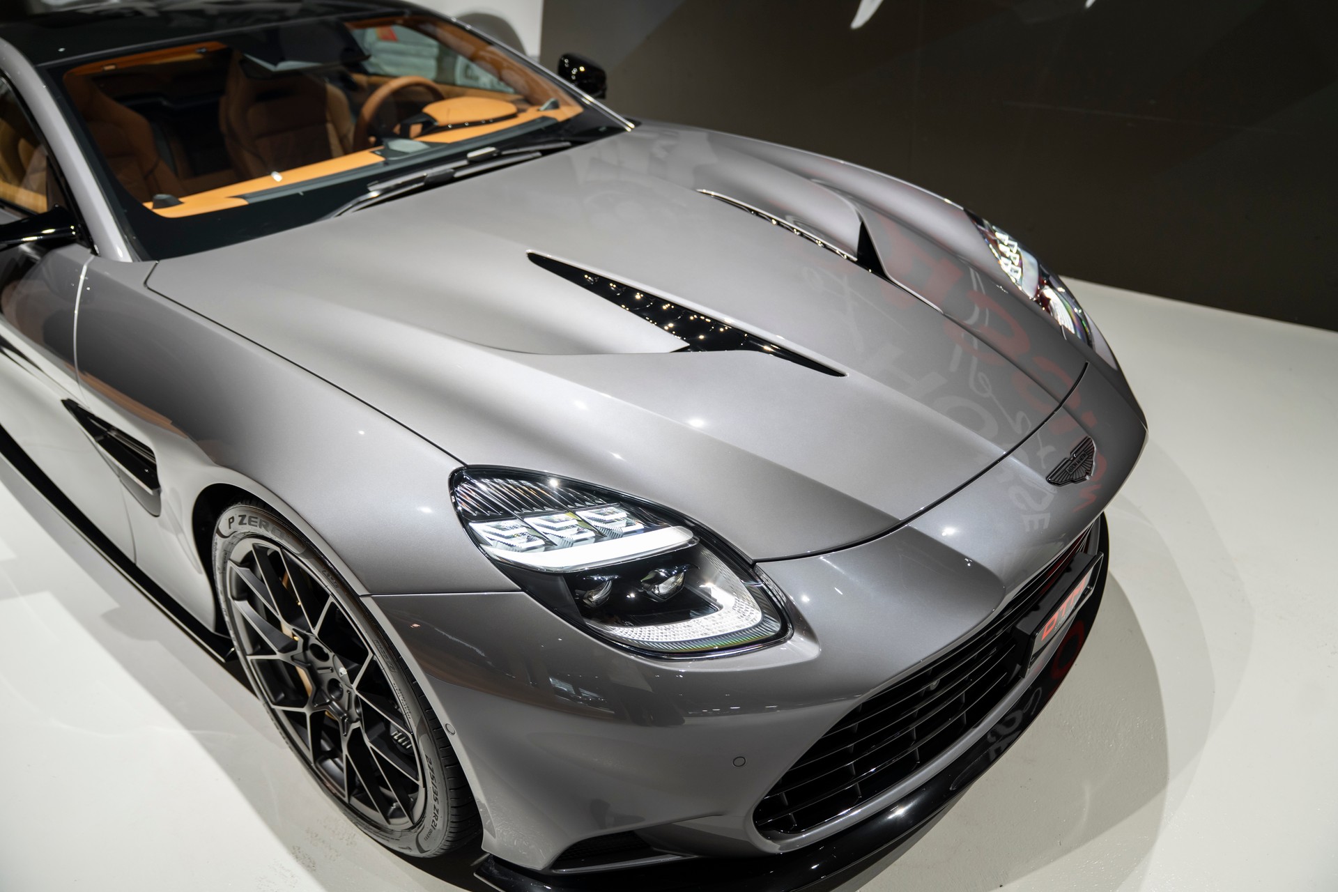 ASTON MARTIN Vanquish 5.2 V12 Bi-Turbo-image-7