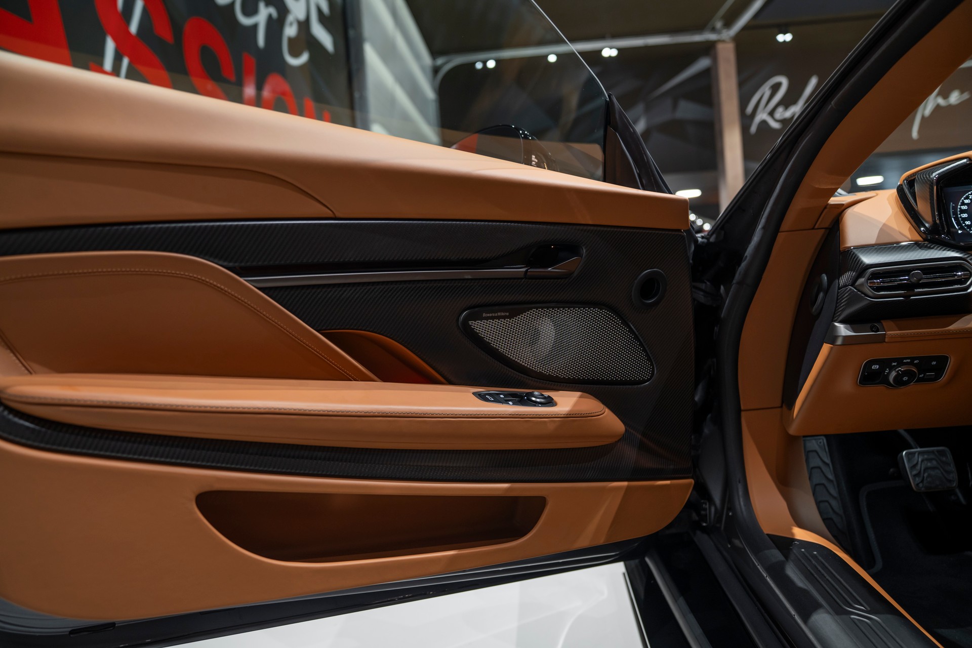 ASTON MARTIN Vanquish 5.2 V12 Bi-Turbo-image-13
