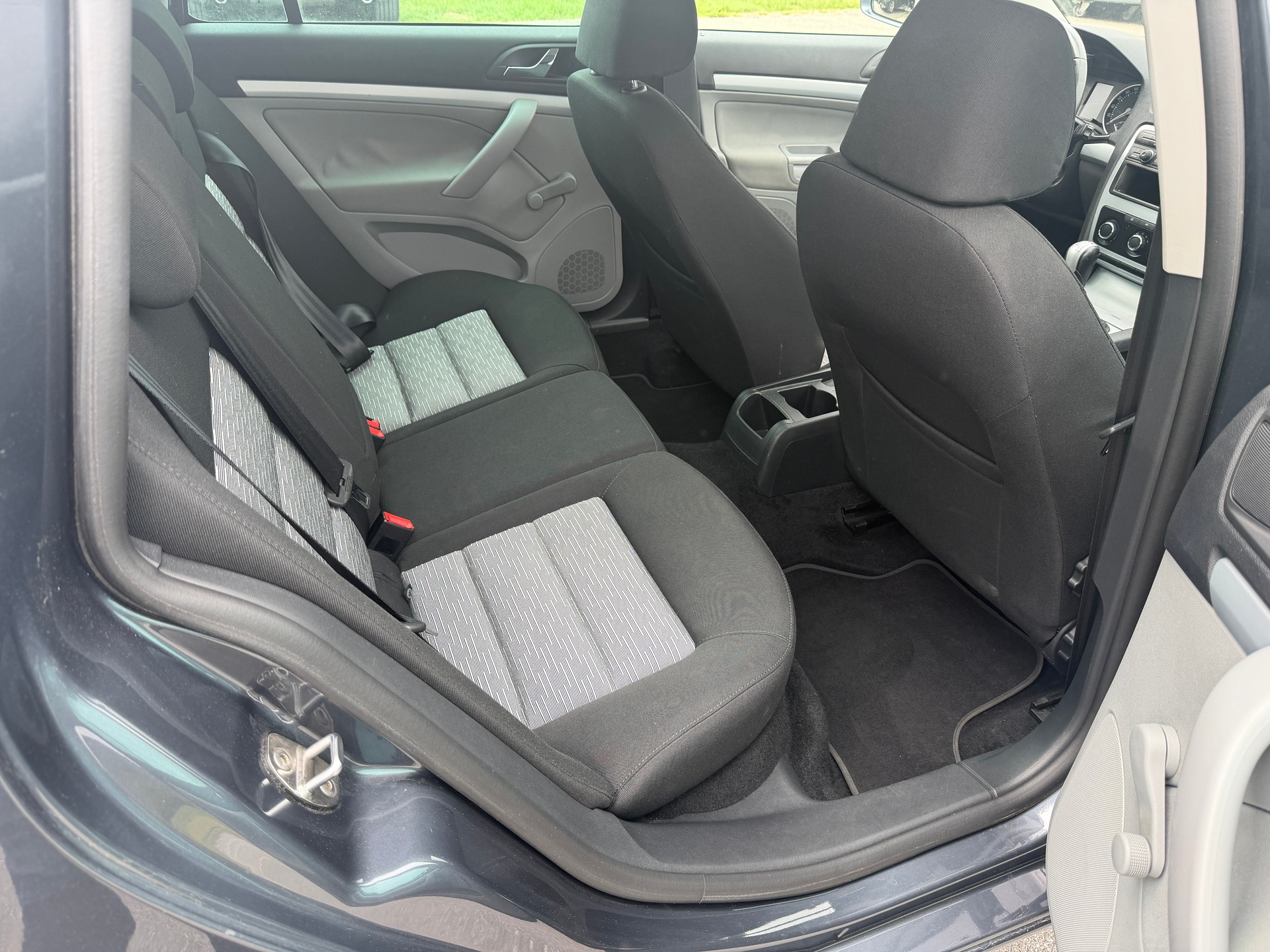 SKODA Octavia Combi 1.8 TSI 50Years 4x4-image-9