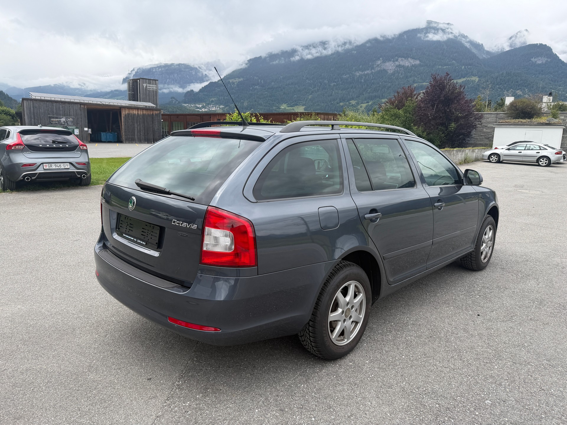 SKODA Octavia Combi 1.8 TSI 50Years 4x4-image-3