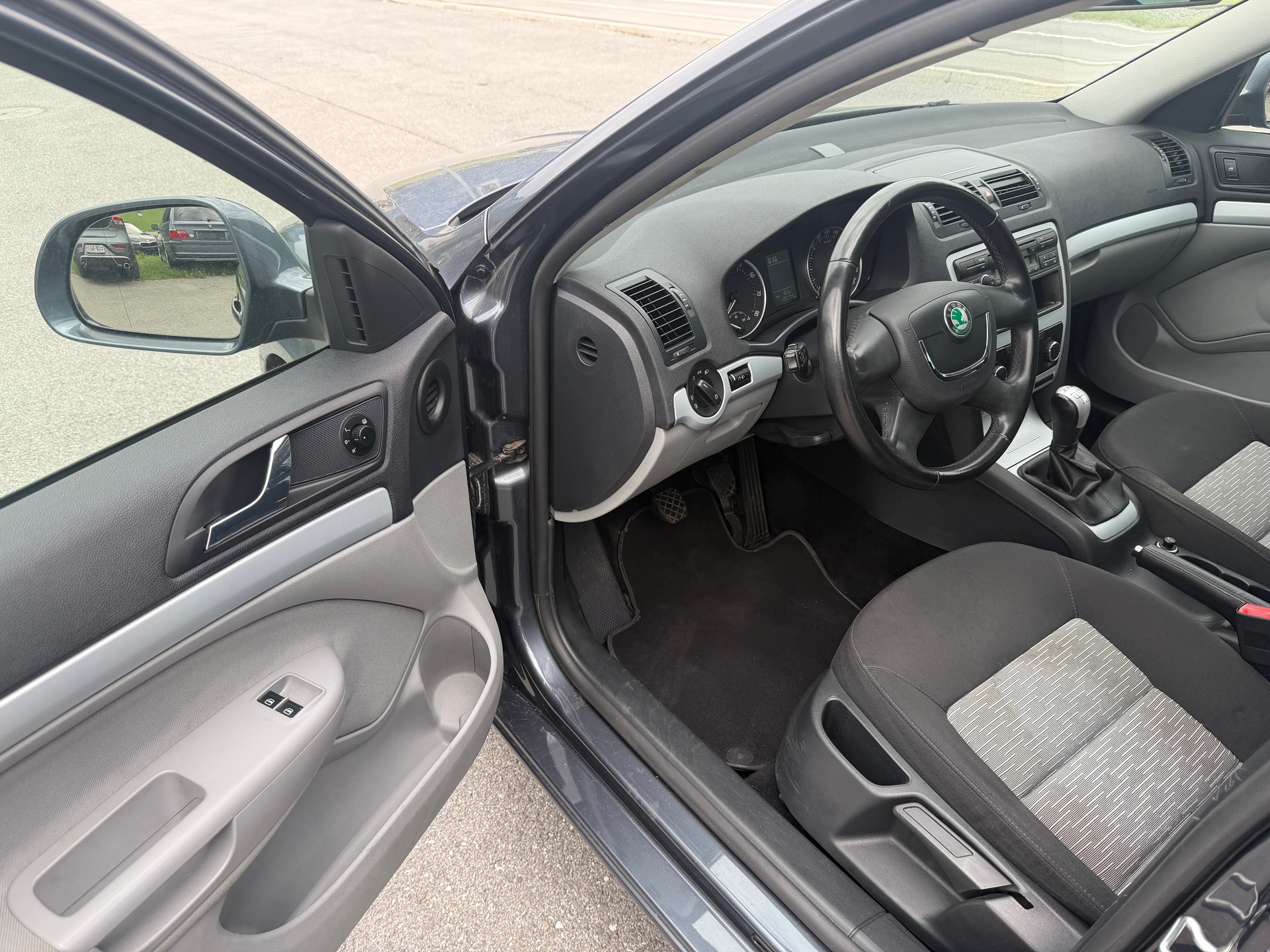 SKODA Octavia Combi 1.8 TSI 50Years 4x4-image-6
