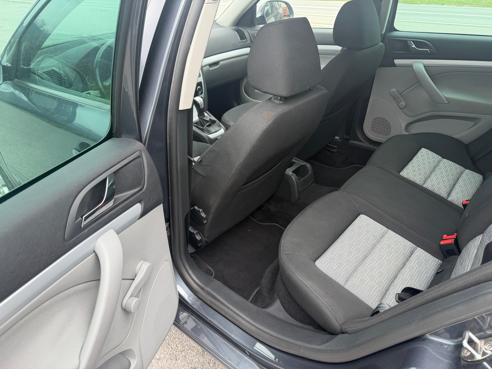 SKODA Octavia Combi 1.8 TSI 50Years 4x4-image-7