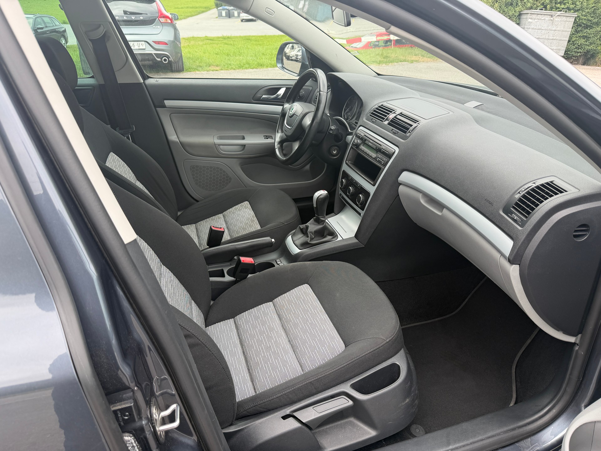 SKODA Octavia Combi 1.8 TSI 50Years 4x4-image-10
