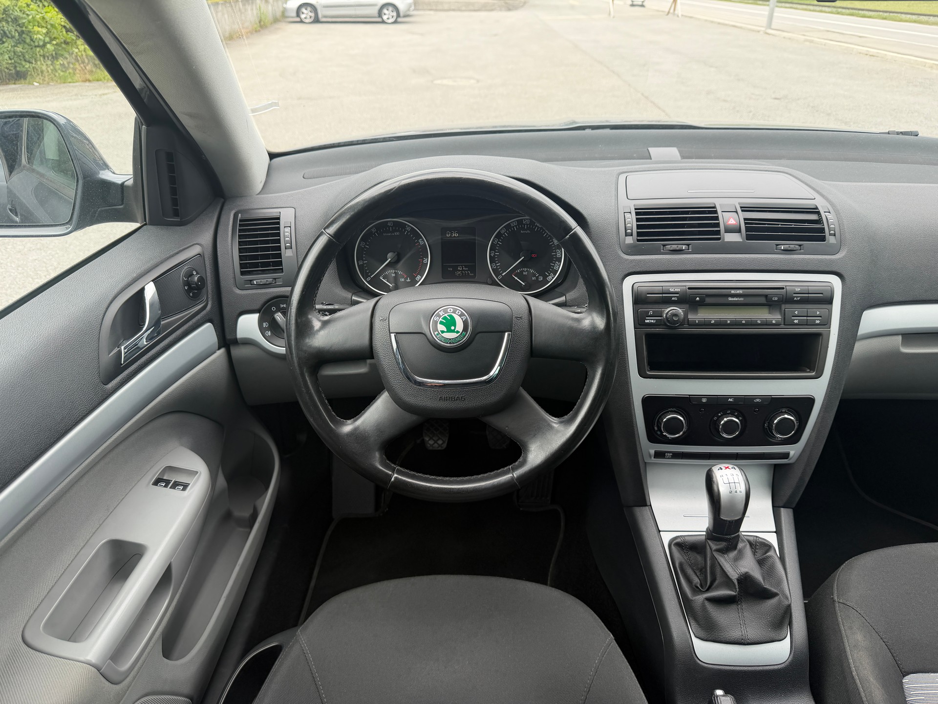 SKODA Octavia Combi 1.8 TSI 50Years 4x4-image-8