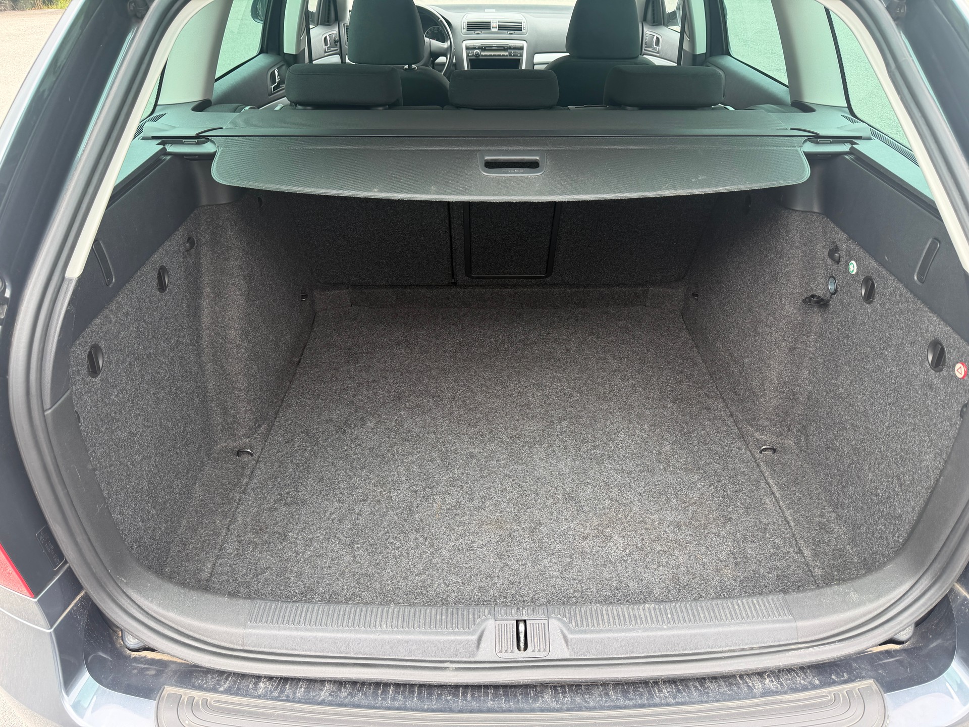 SKODA Octavia Combi 1.8 TSI 50Years 4x4-image-11