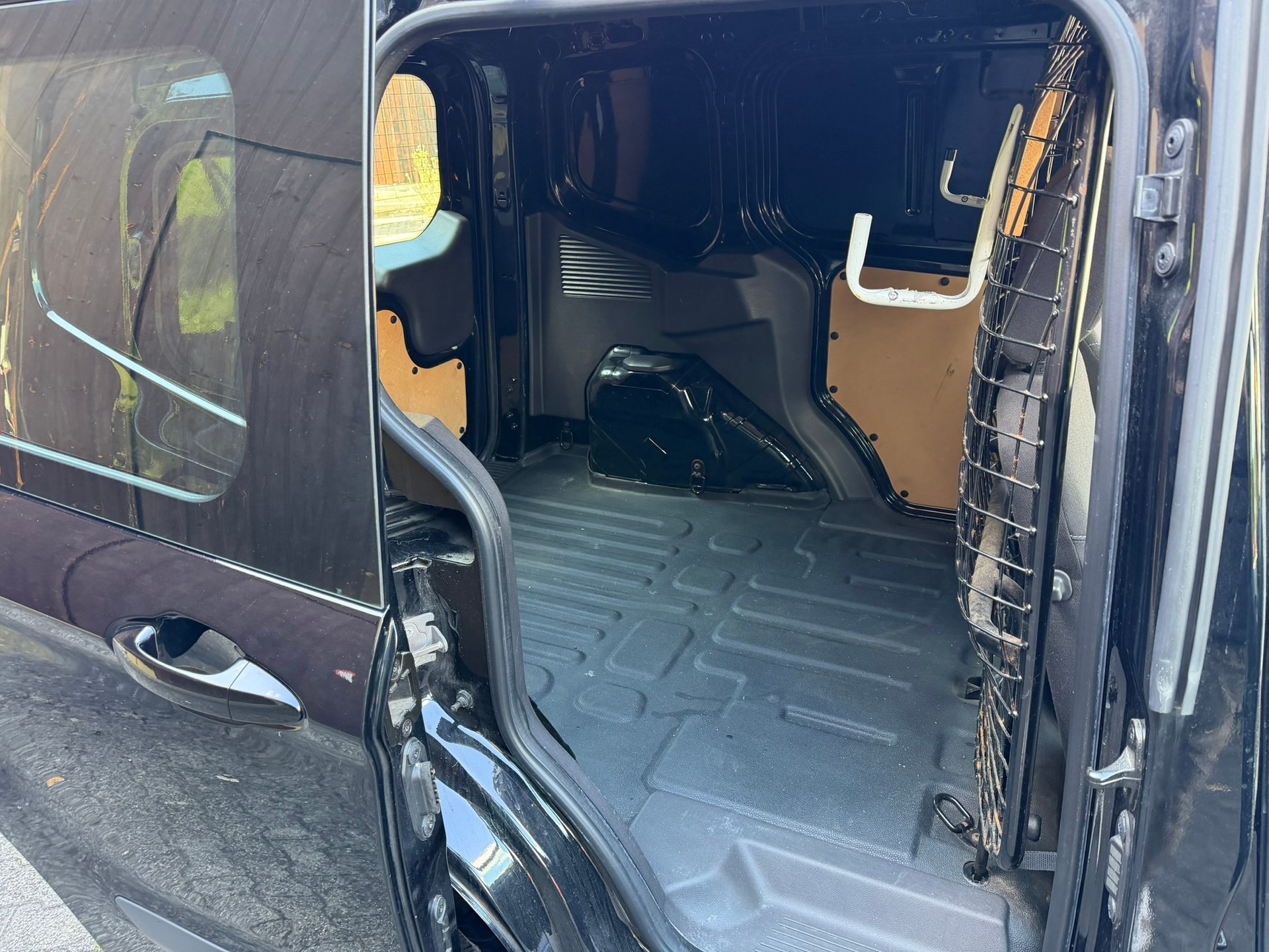 FORD Transit Courier Van 1.0 EcoBoost Ambiente-image-9