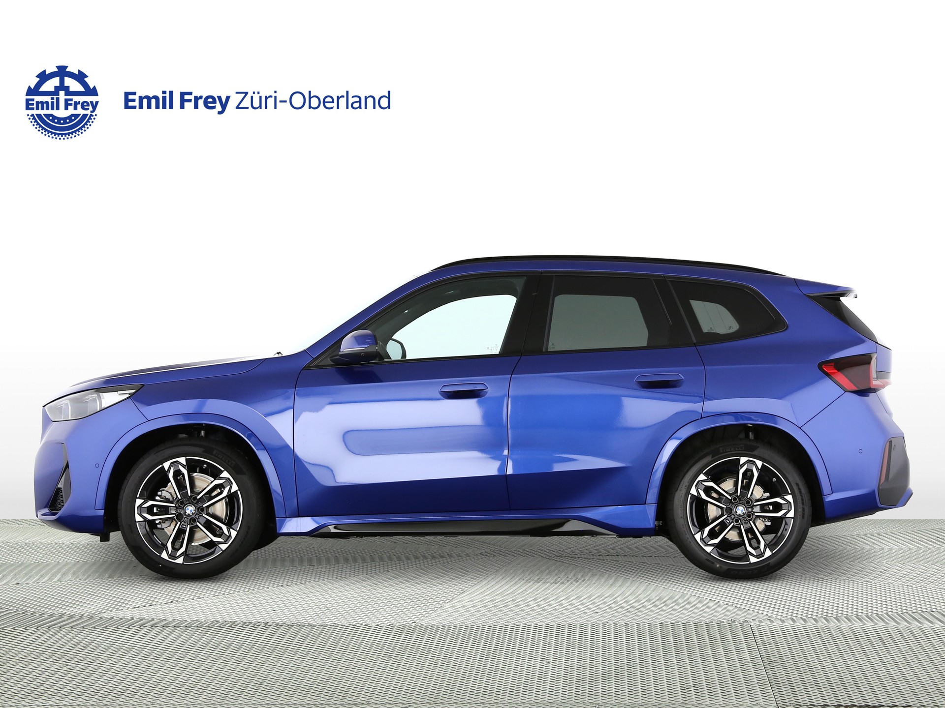 BMW iX1 30 xDrive-image-1