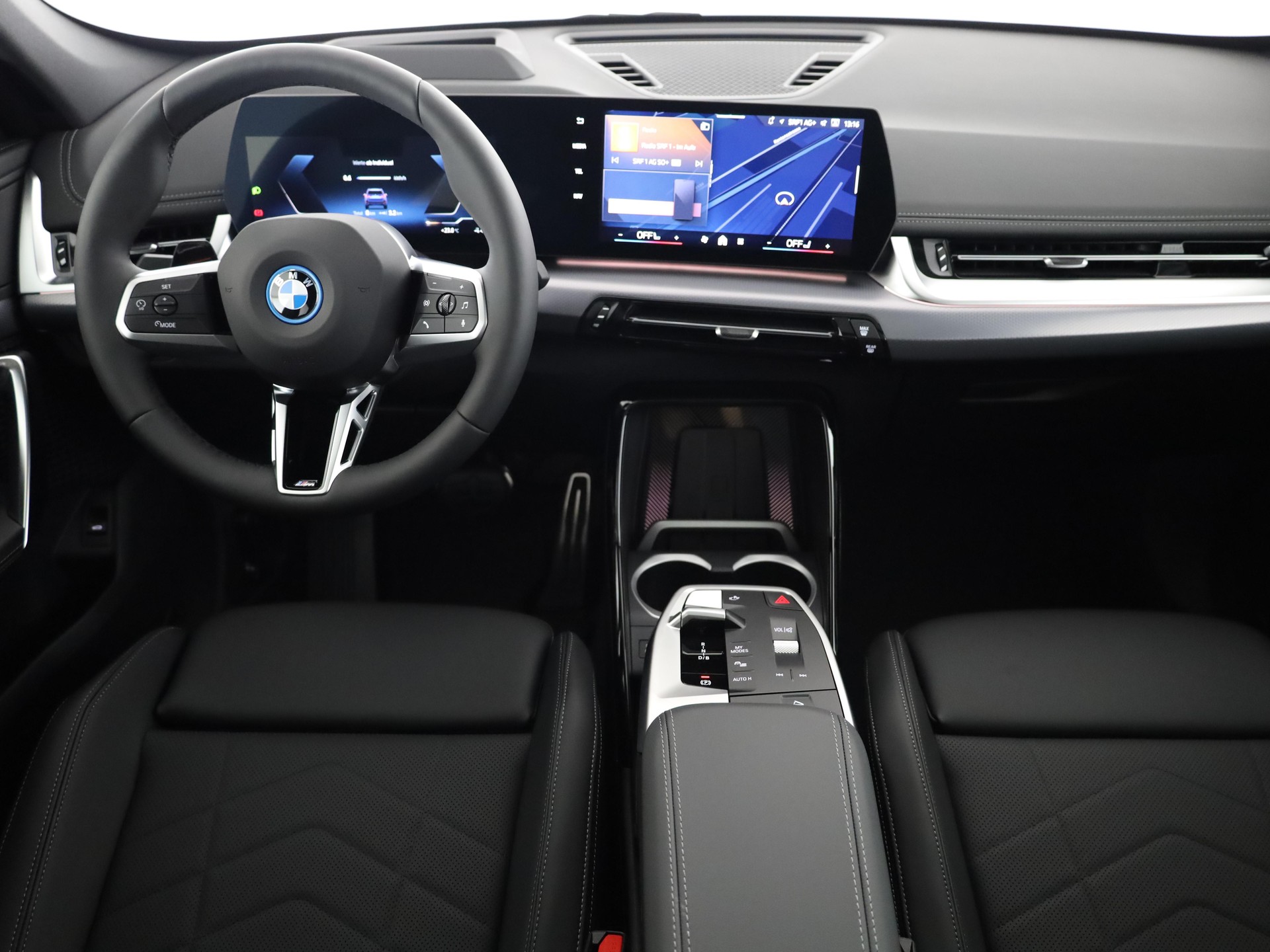 BMW iX1 30 xDrive-image-4