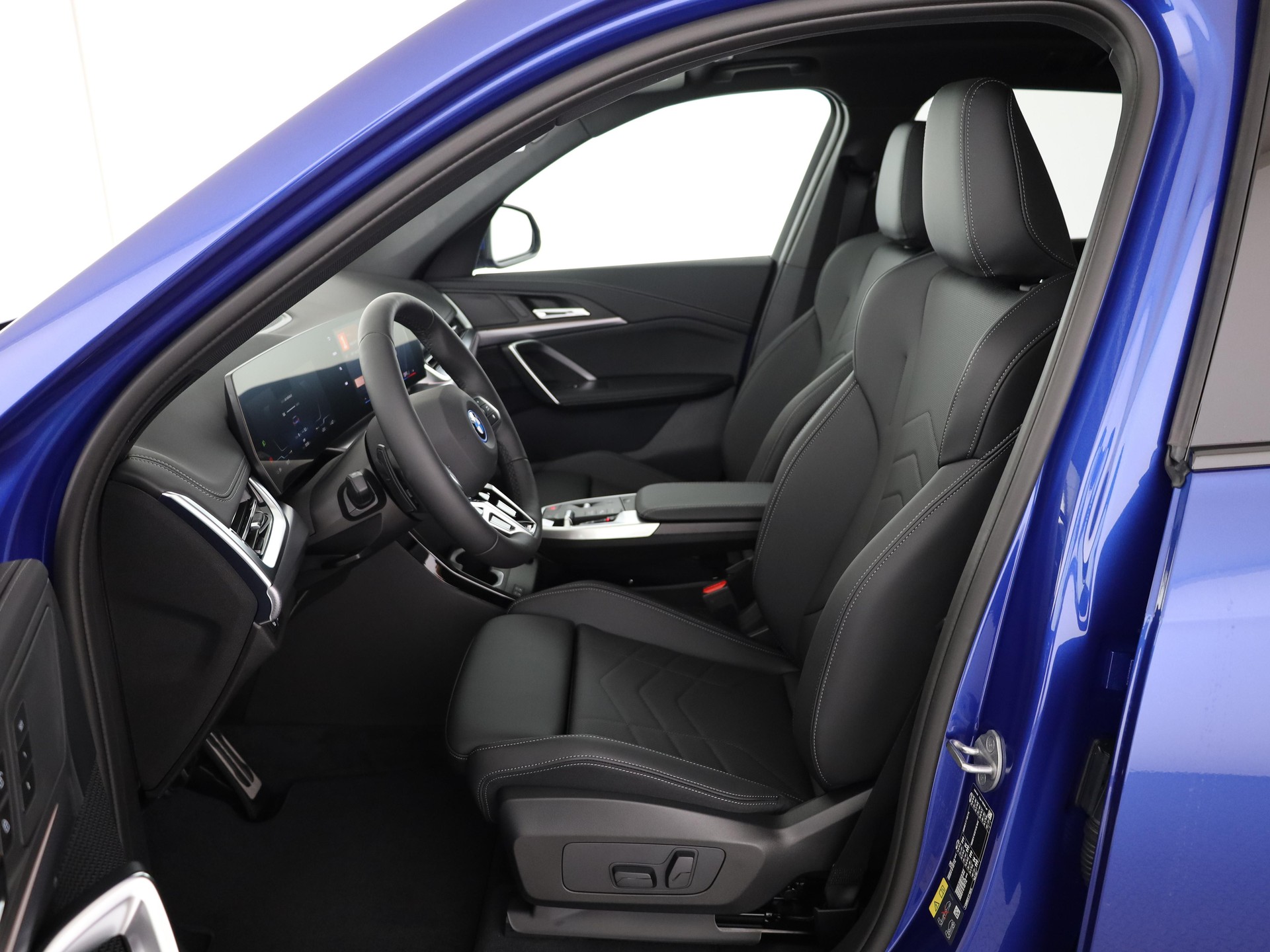 BMW iX1 30 xDrive-image-3