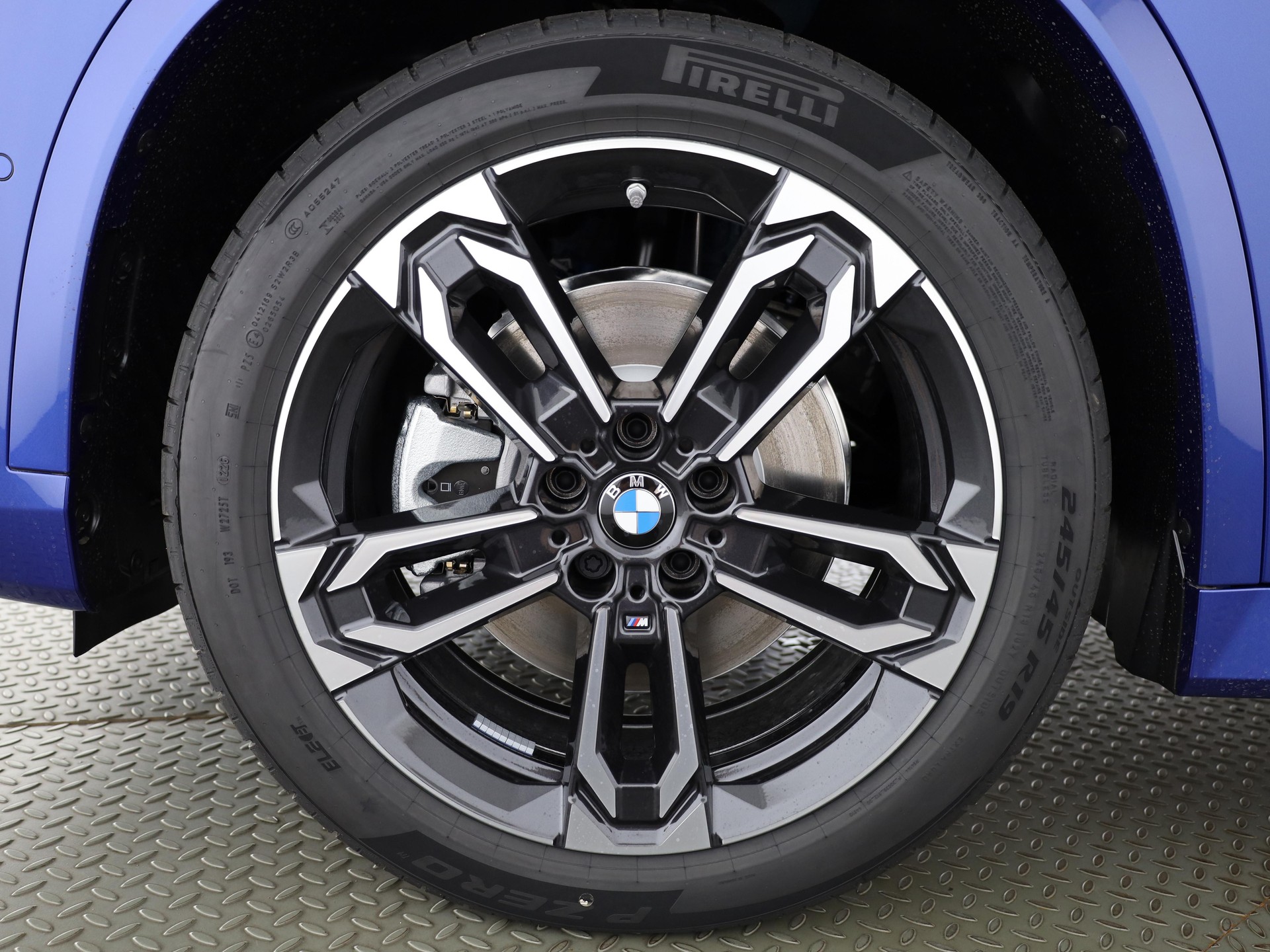 BMW iX1 30 xDrive-image-6