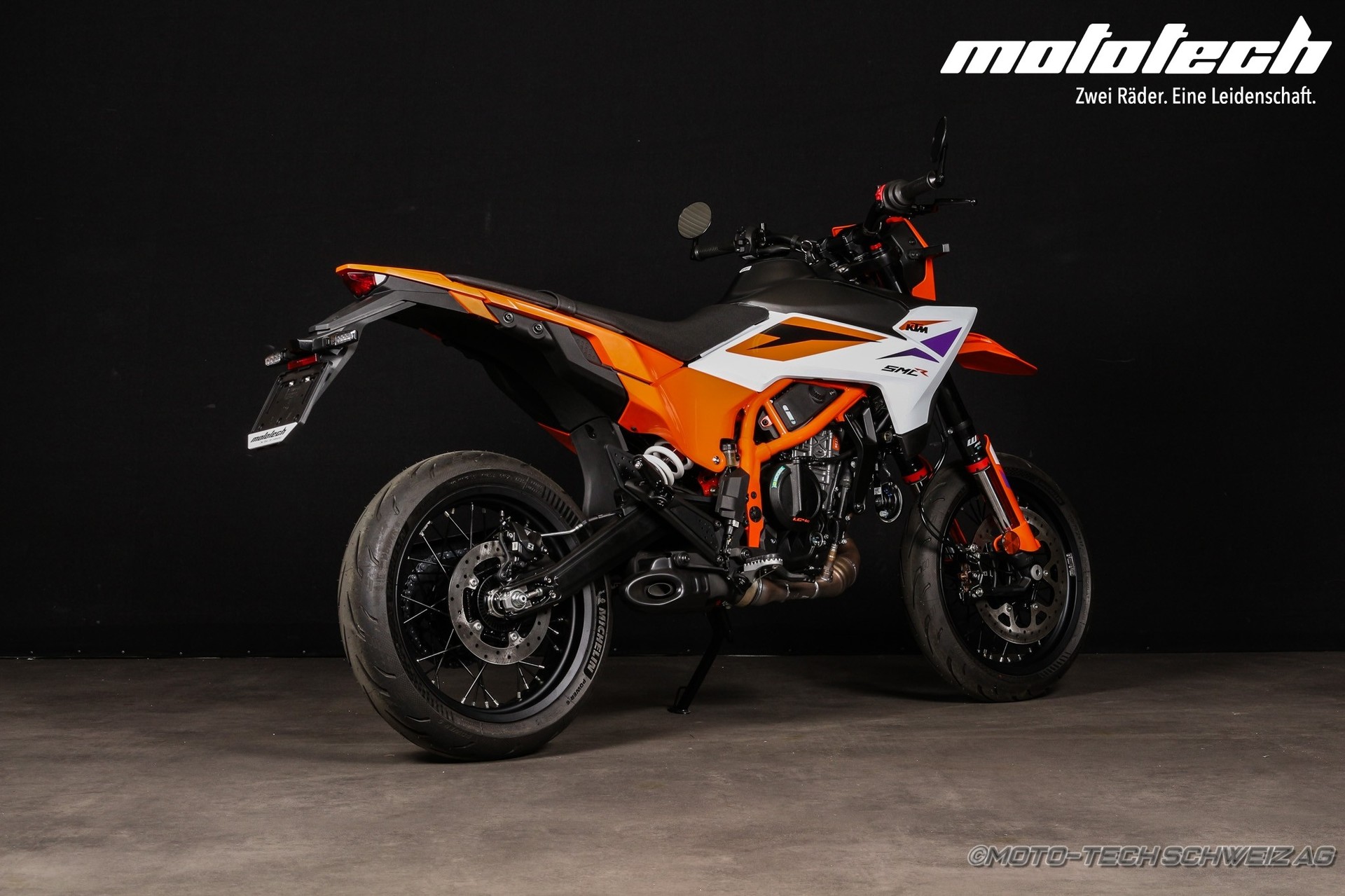 KTM 390 SMC R-showroom-element-1