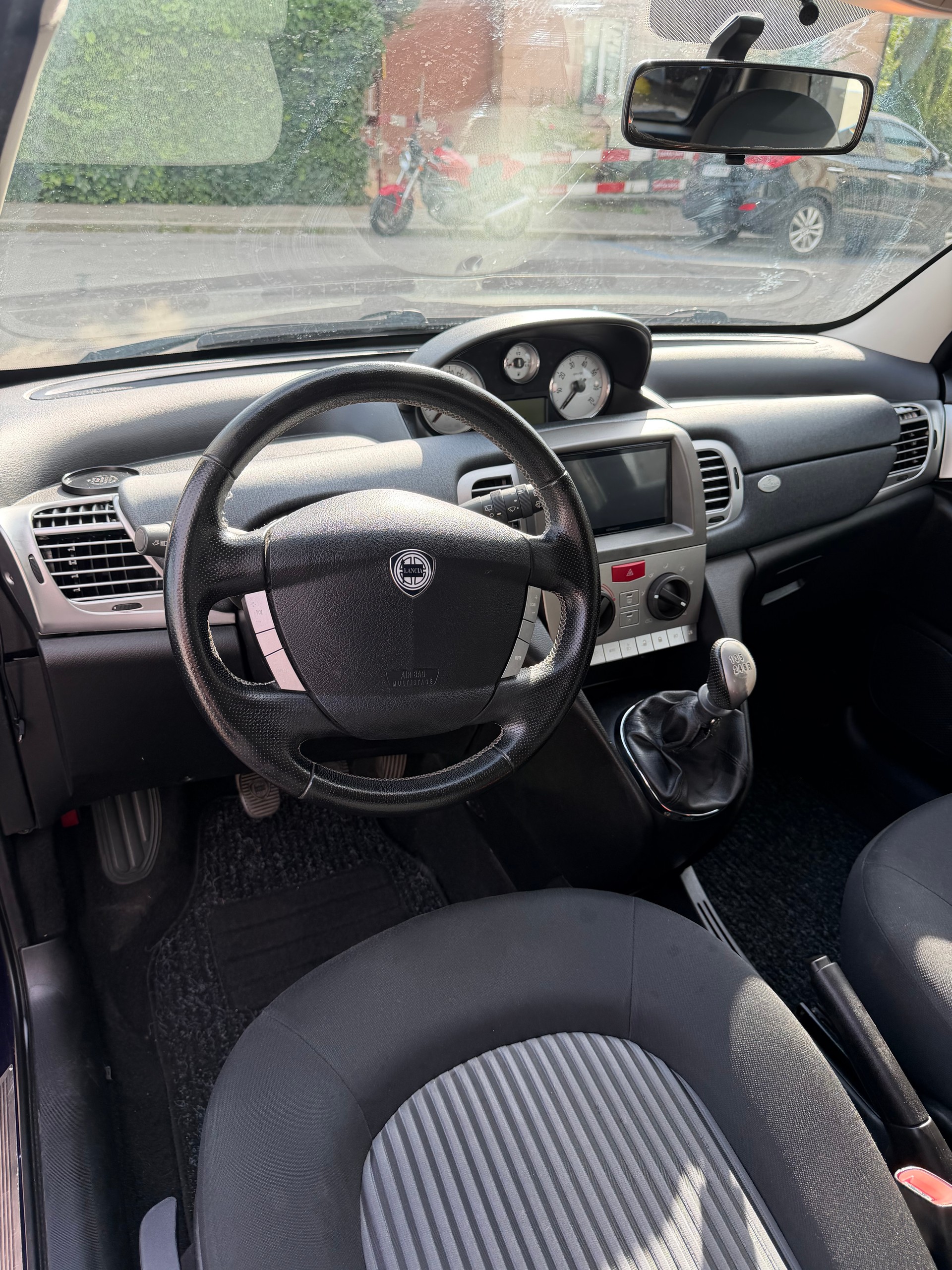 LANCIA Ypsilon 1.4 16V Platino-image-4