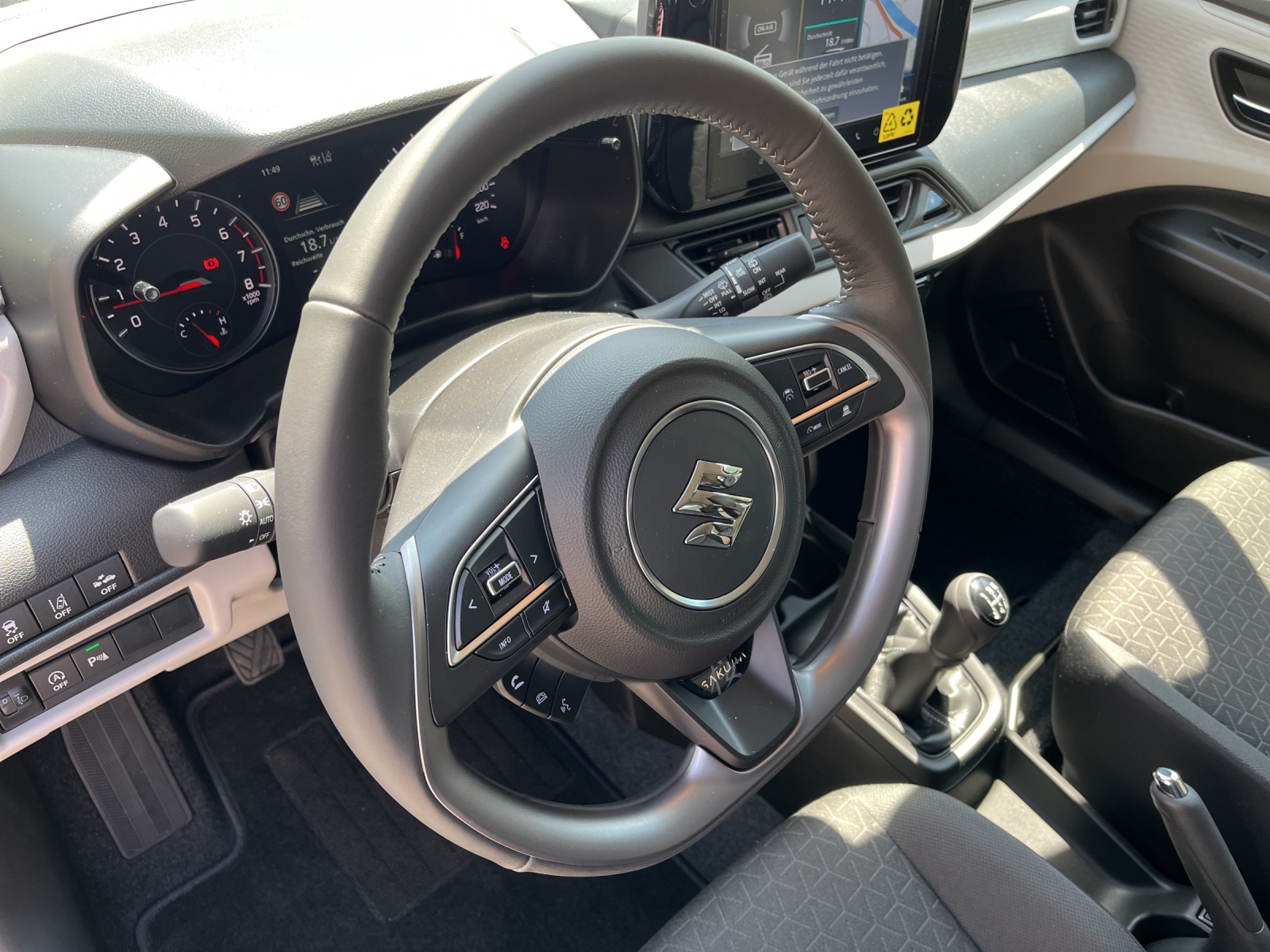 SUZUKI Swift 1.2 Sakura Hybrid 4x4-image-9