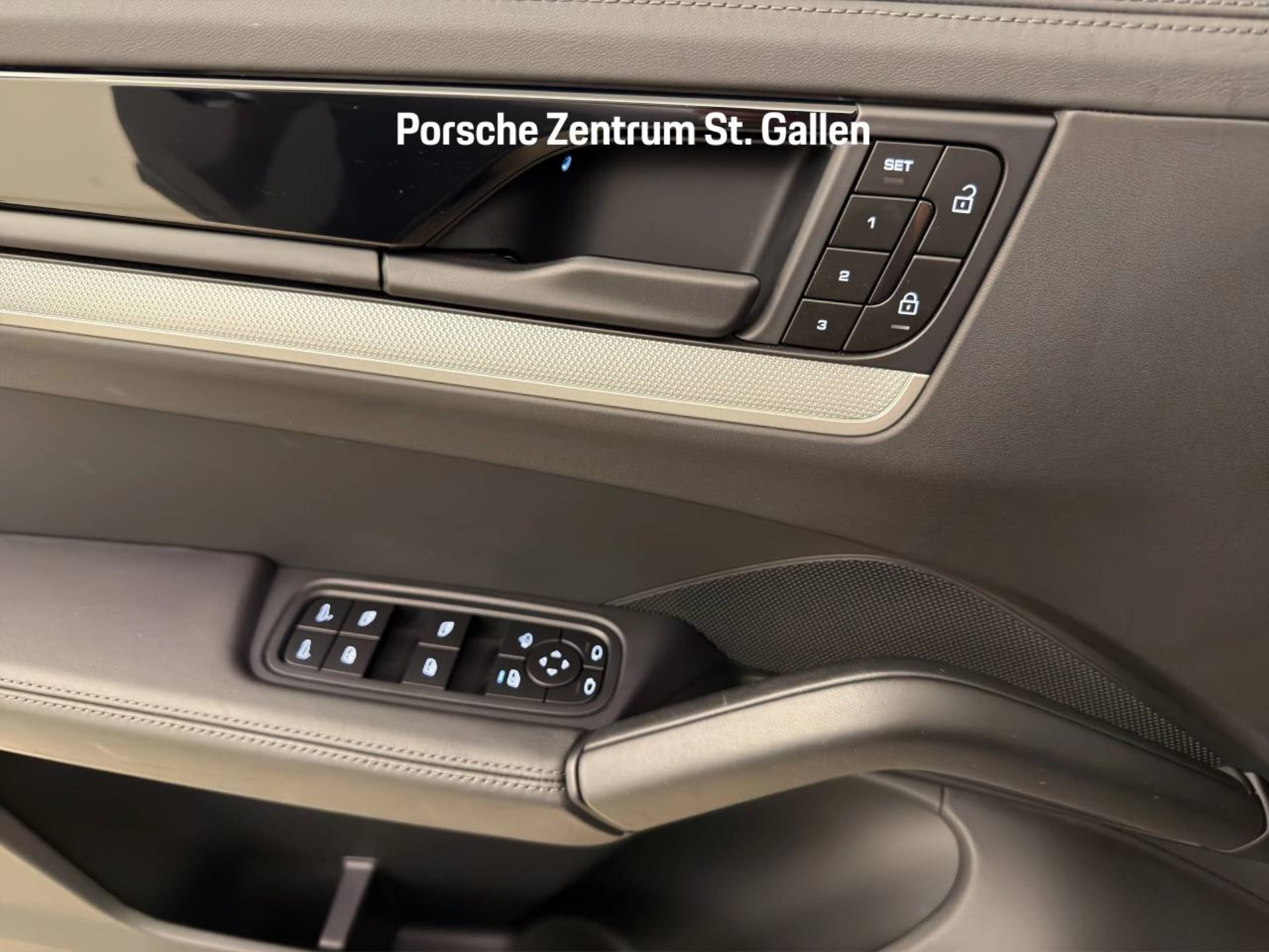 PORSCHE Cayenne S-image-16
