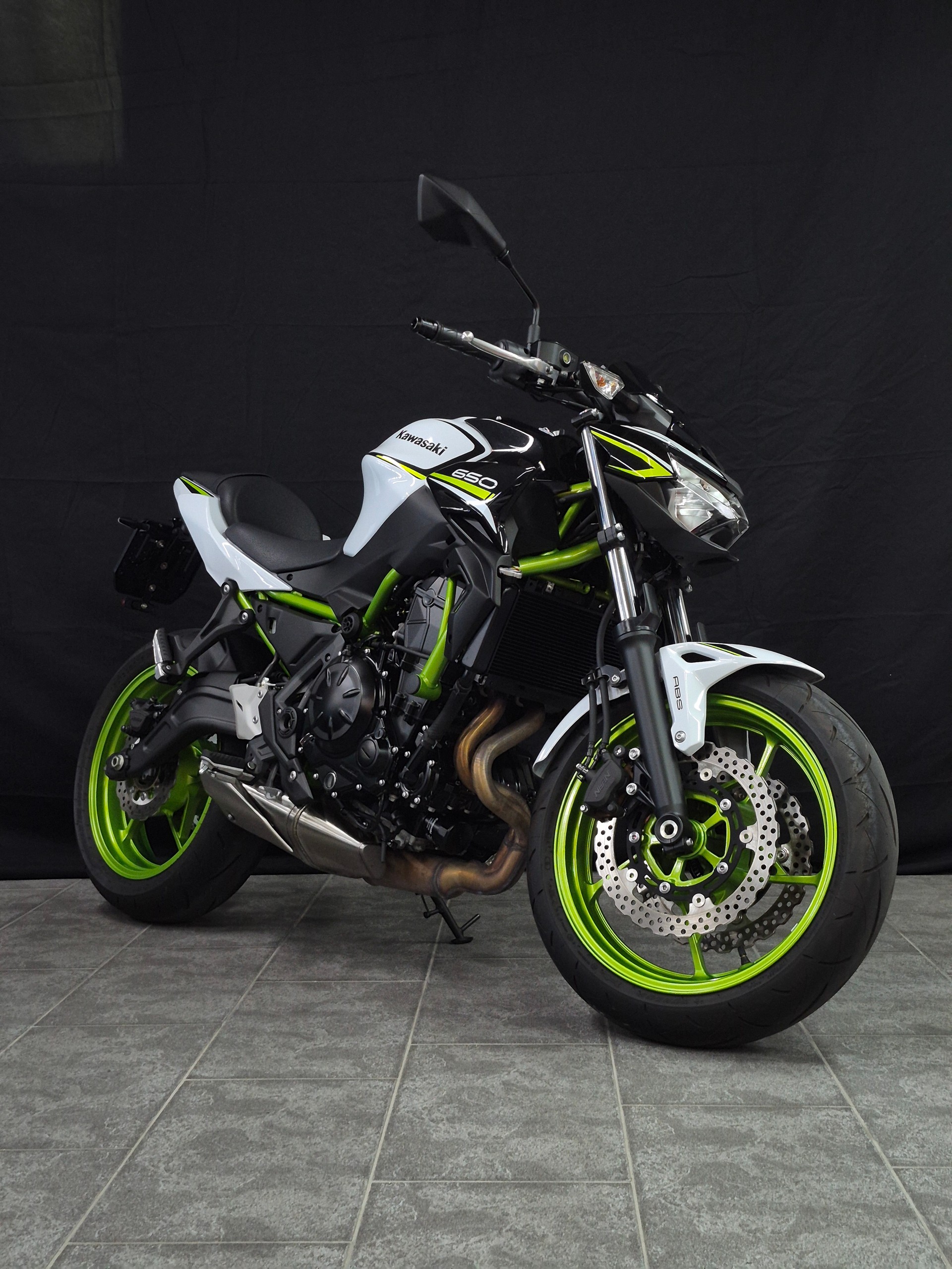 KAWASAKI Z 650 (35kW)-showroom-element-3