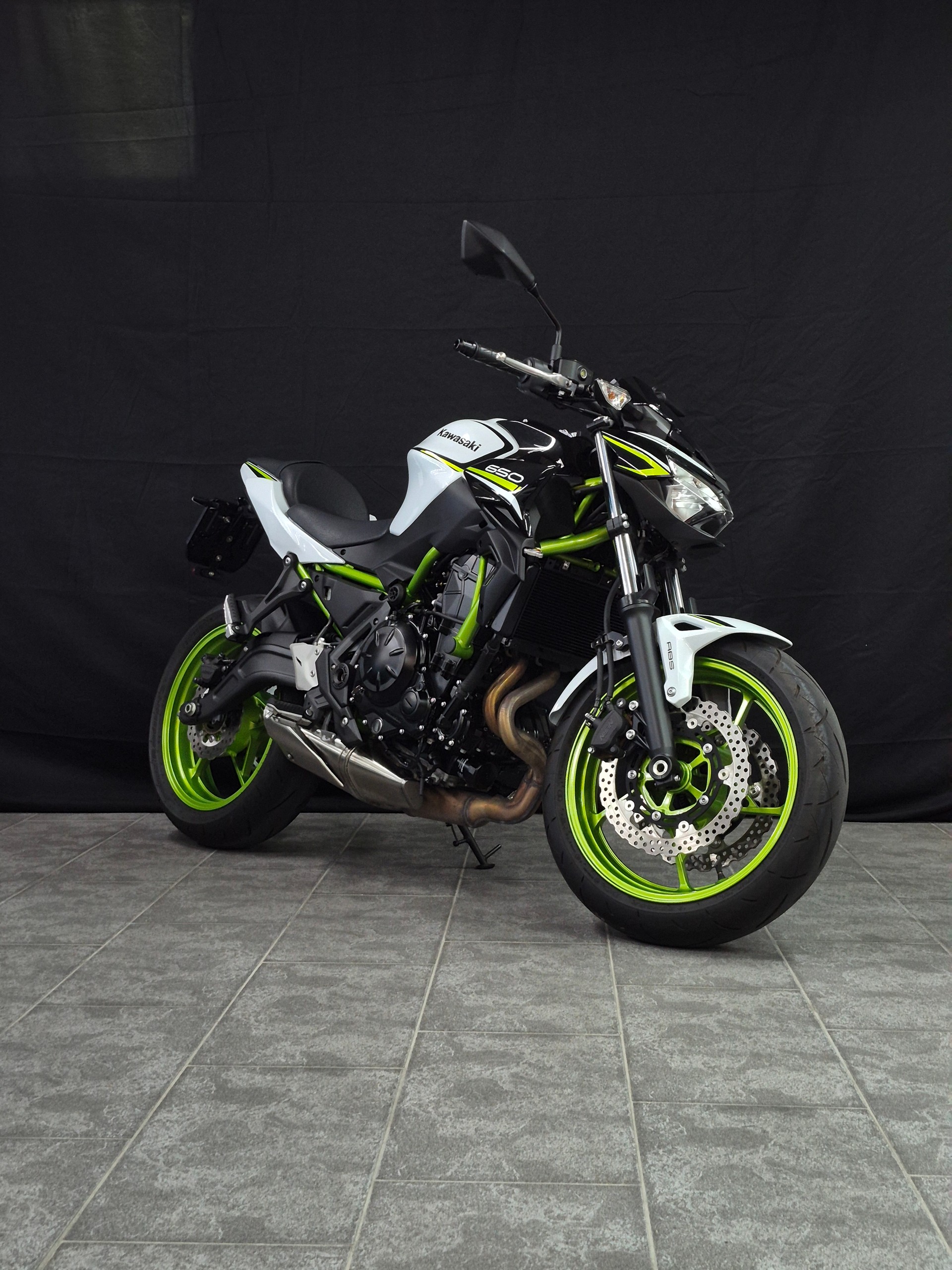 KAWASAKI Z 650 (35kW)-showroom-element-1
