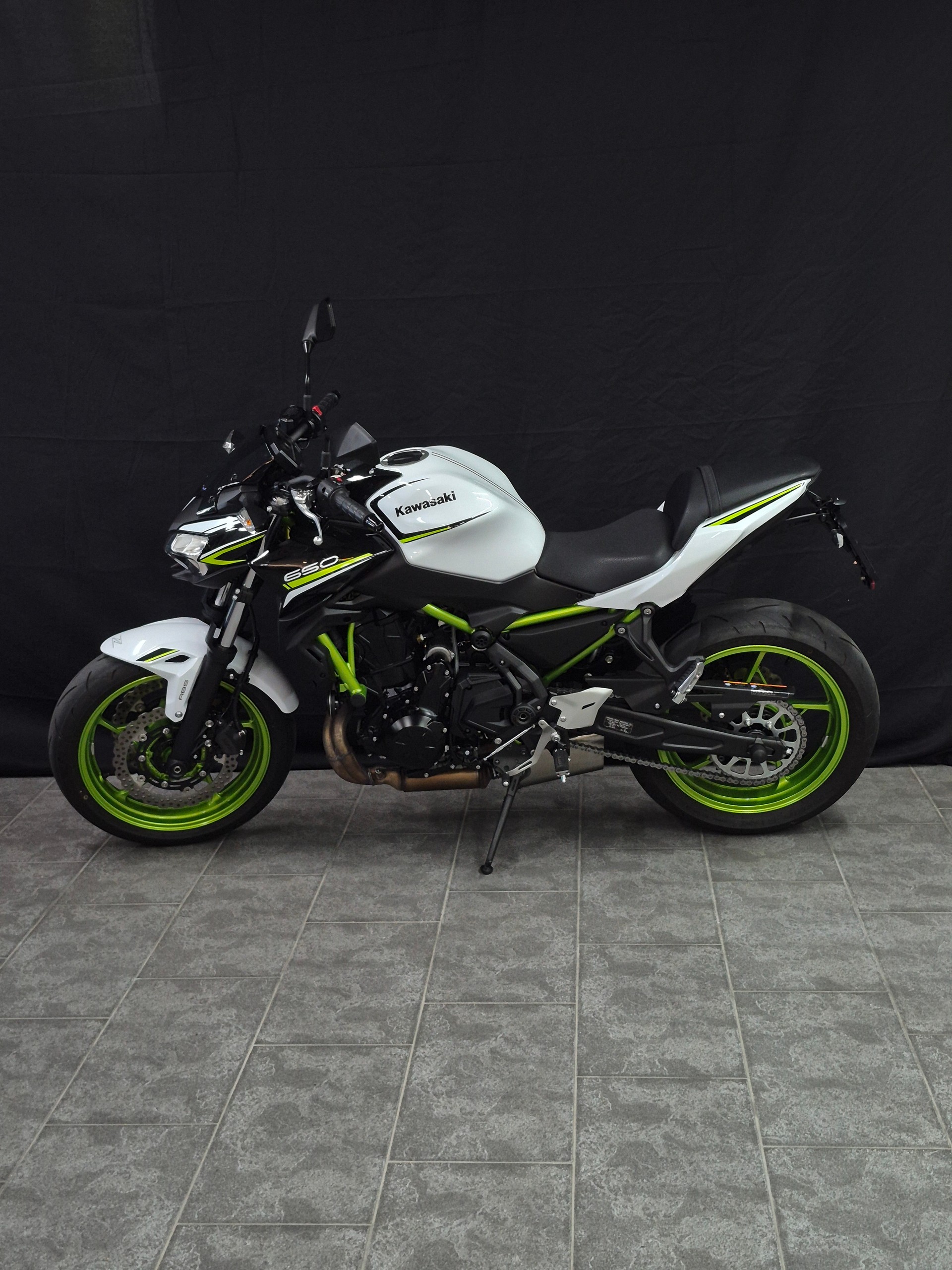 KAWASAKI Z 650 (35kW)-showroom-element-2