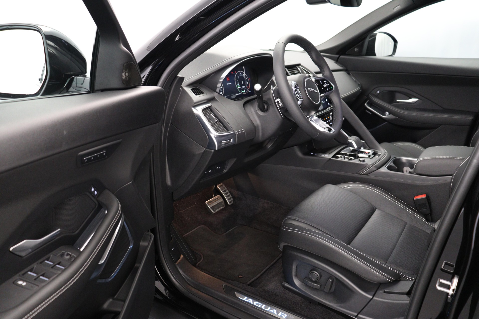JAGUAR E-Pace 1.5 T 270e R-Dynamic SE AWD-image-15