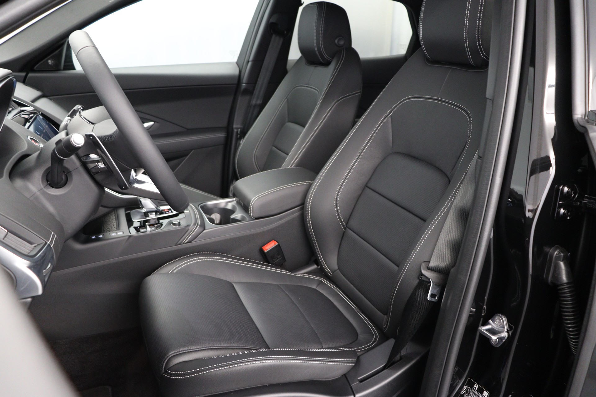 JAGUAR E-Pace 1.5 T 270e R-Dynamic SE AWD-image-2