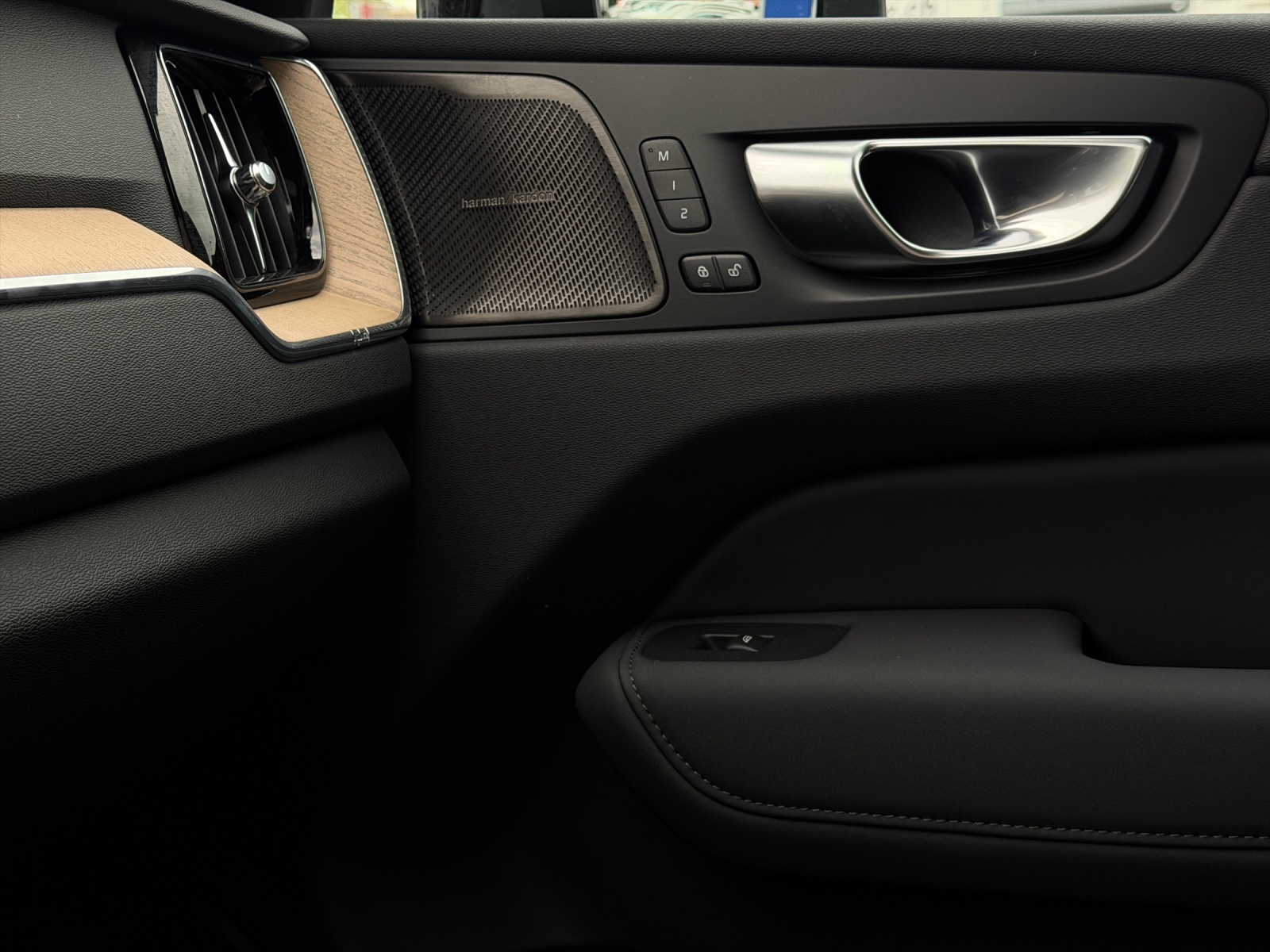 VOLVO XC60 2.0 T6 TE Plus Dark eAWD-image-13
