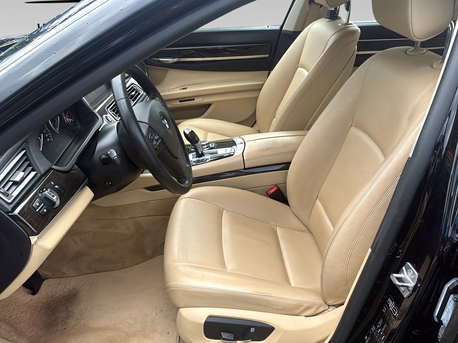 BMW 740i-image-9